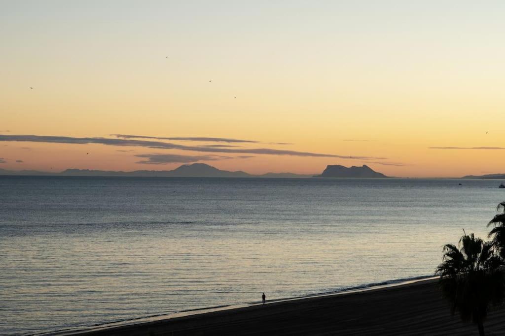 COQUETO APARTAMENTO PRIMERA LINEA DE MAR ESTEPONA