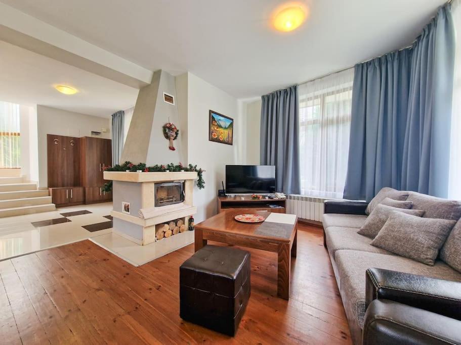 Villa Deja Vu Private Jacuzzi & Sauna, Fireplace, 3 Bedrooms, near Bansko