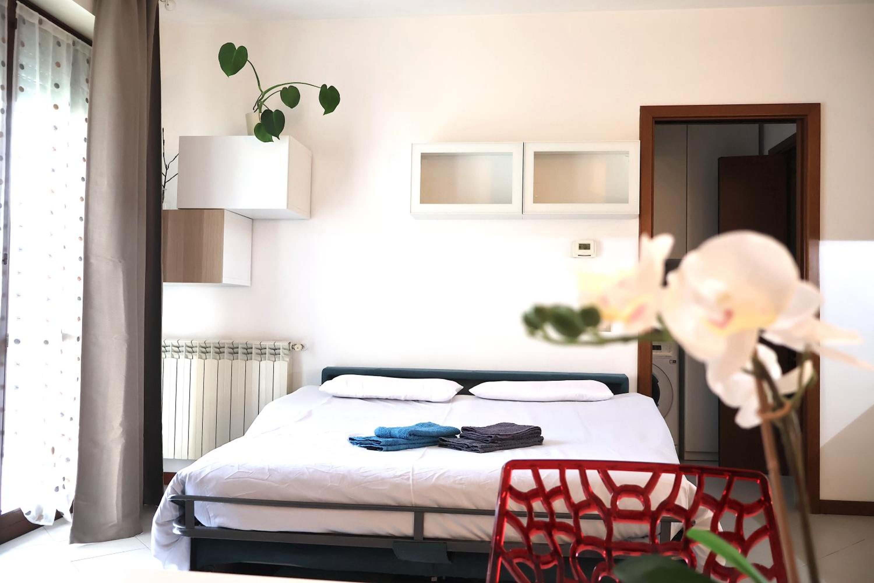 Monza] Monolocale completo en Monza — hotel room