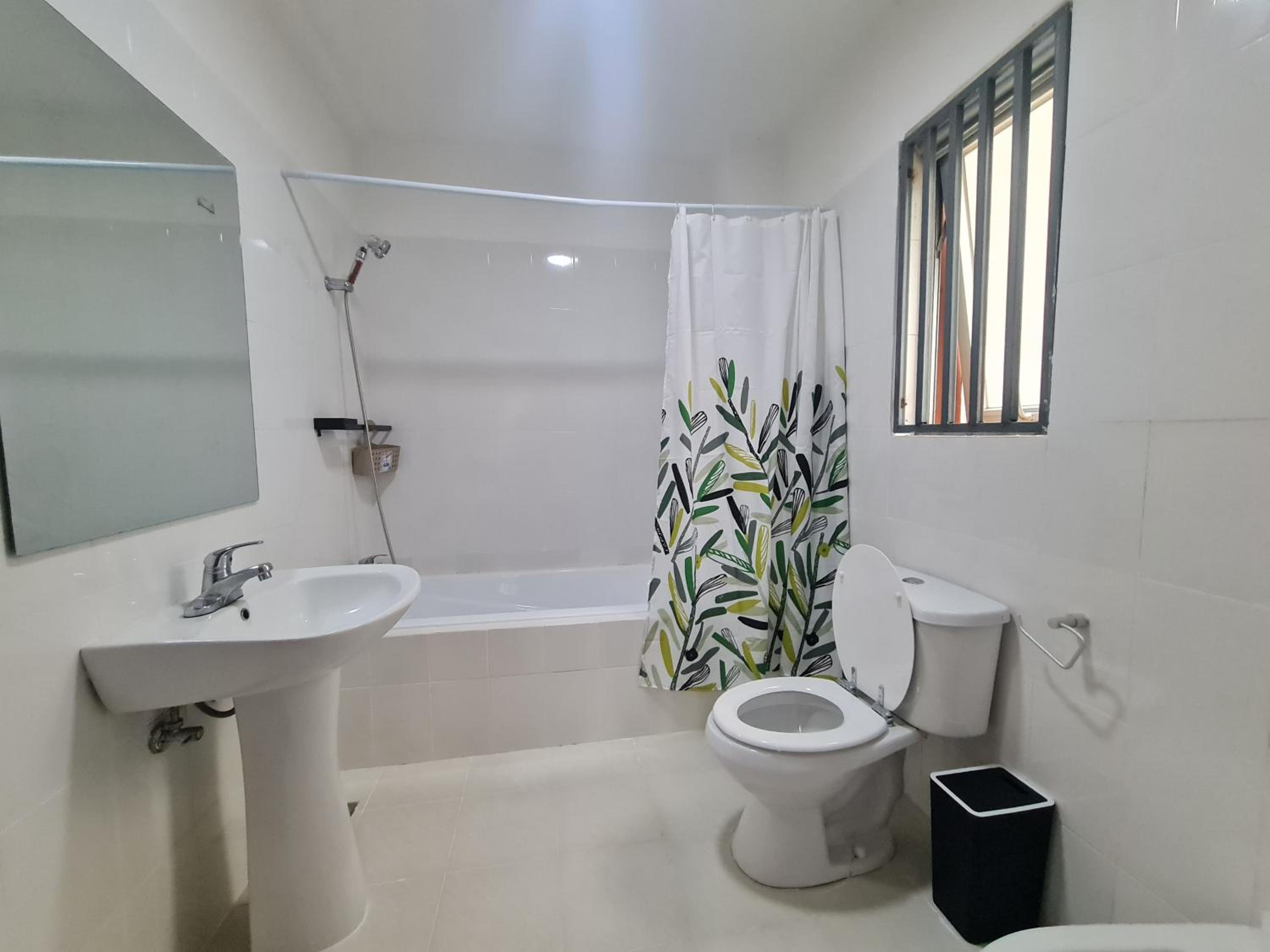 3 Bed Apartment - Sleeps 6 - Free Parking