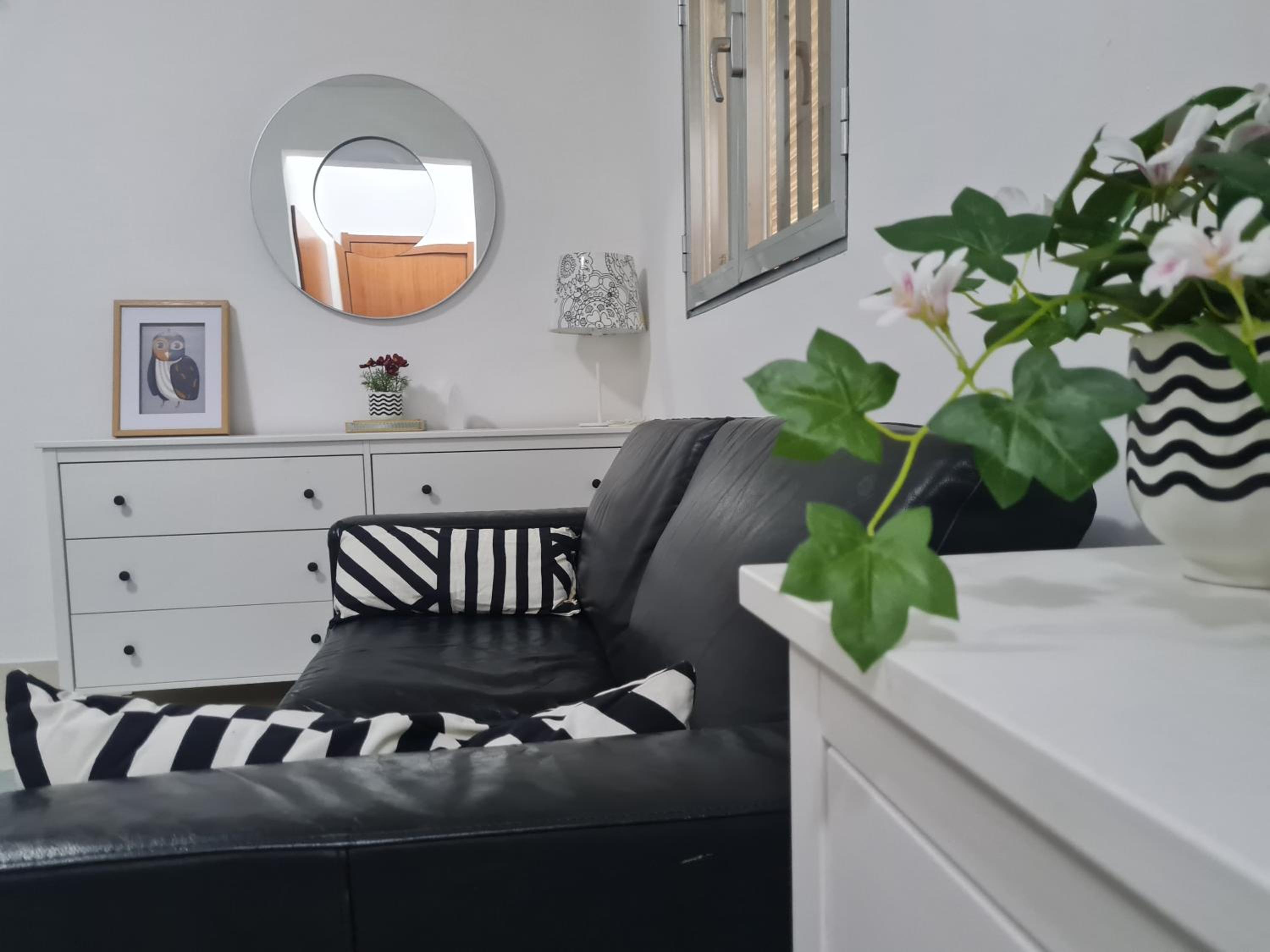 3 Bed Apartment - Sleeps 6 - Free Parking