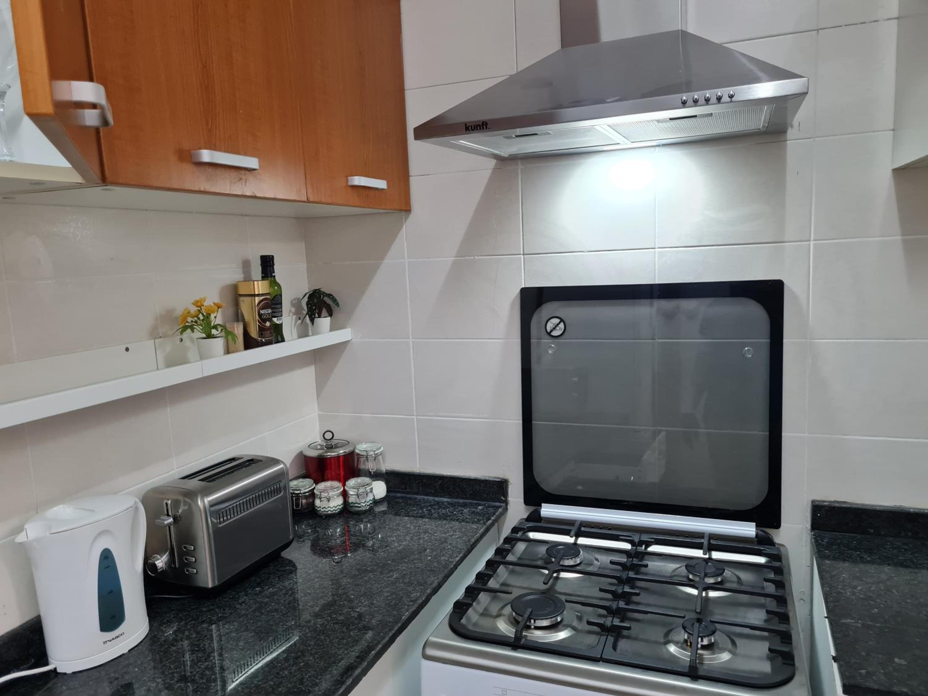 3 Bed Apartment - Sleeps 6 - Free Parking