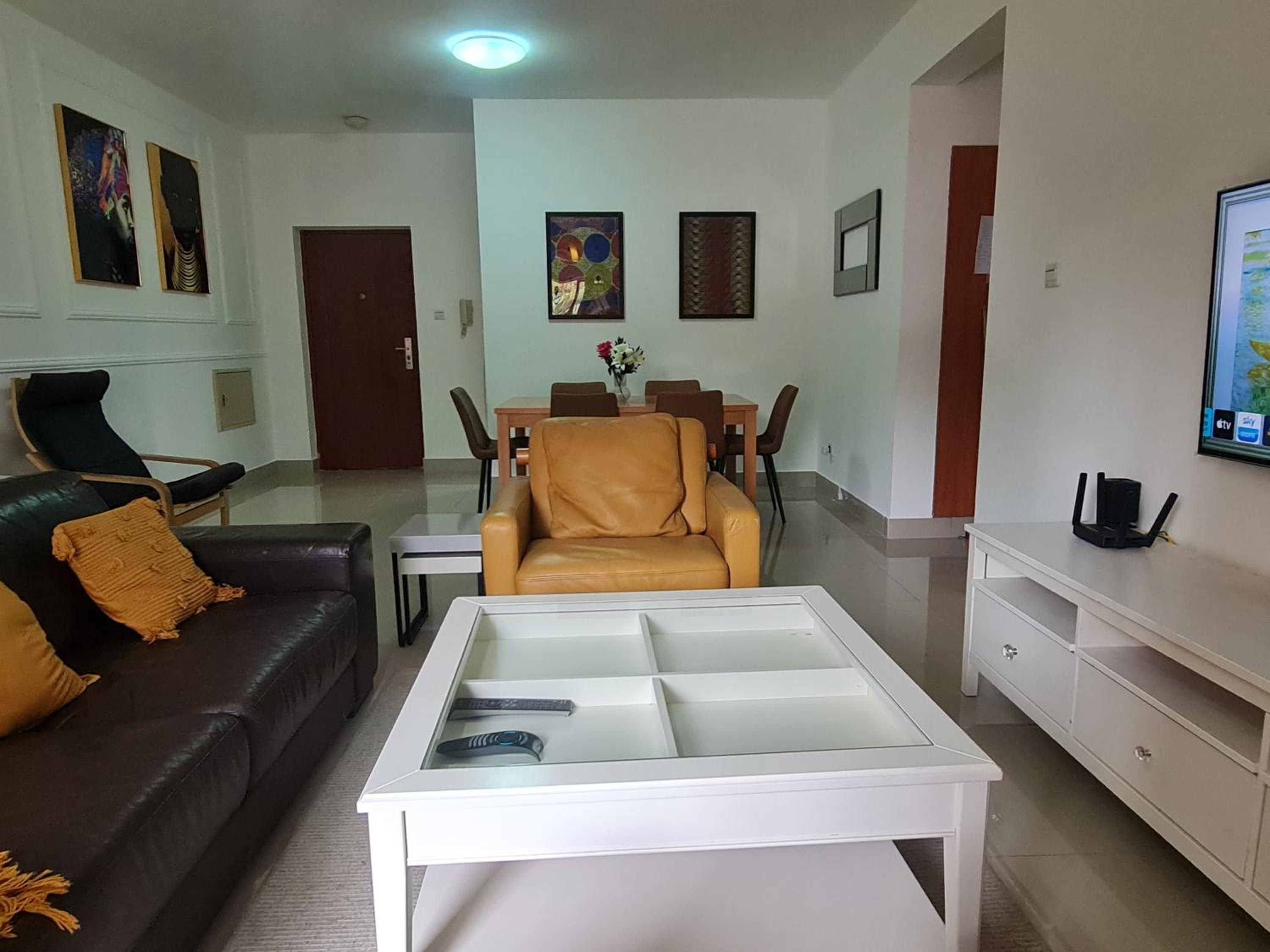 3 Bed Apartment - Sleeps 6 - Free Parking