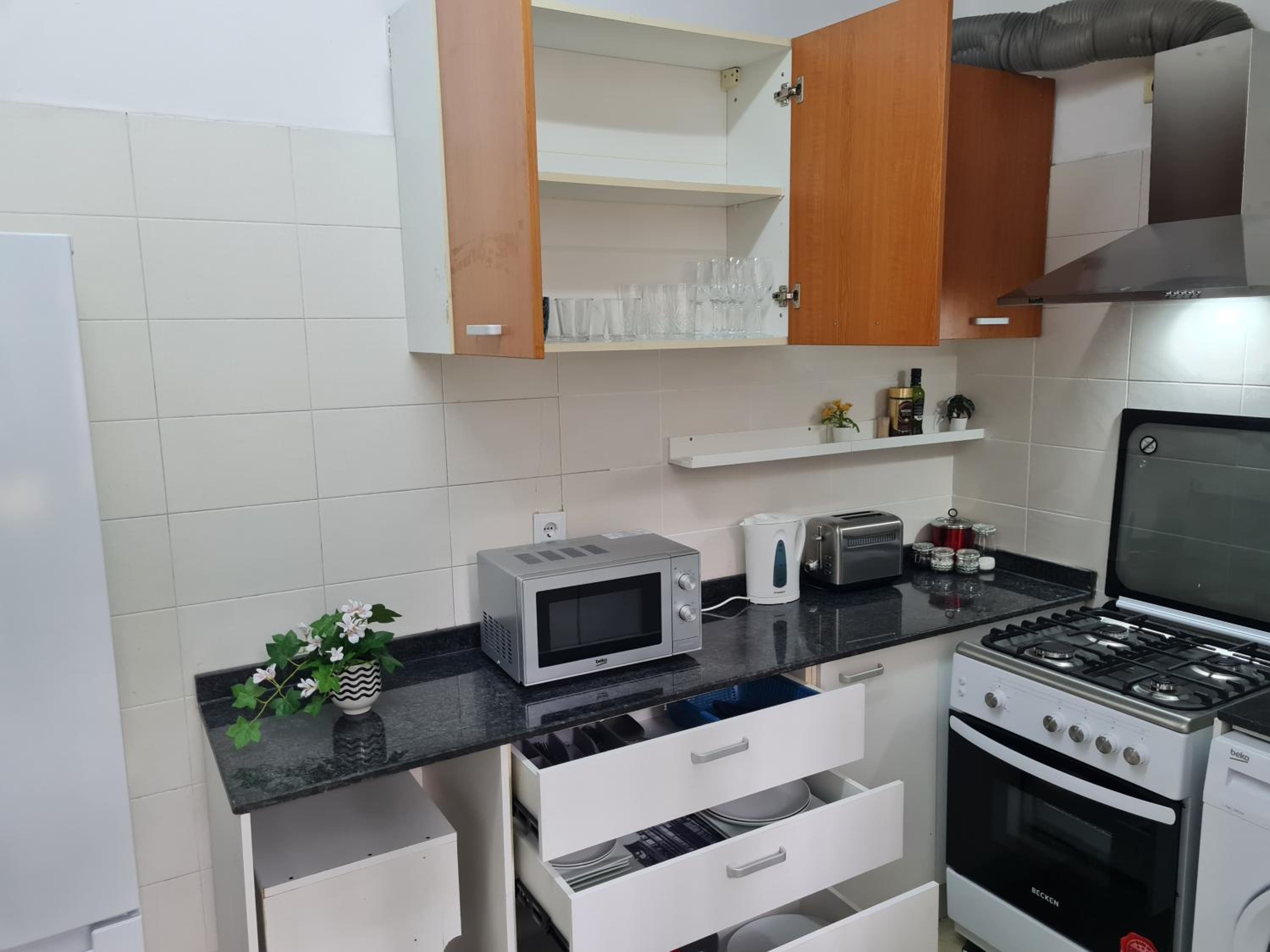 3 Bed Apartment - Sleeps 6 - Free Parking