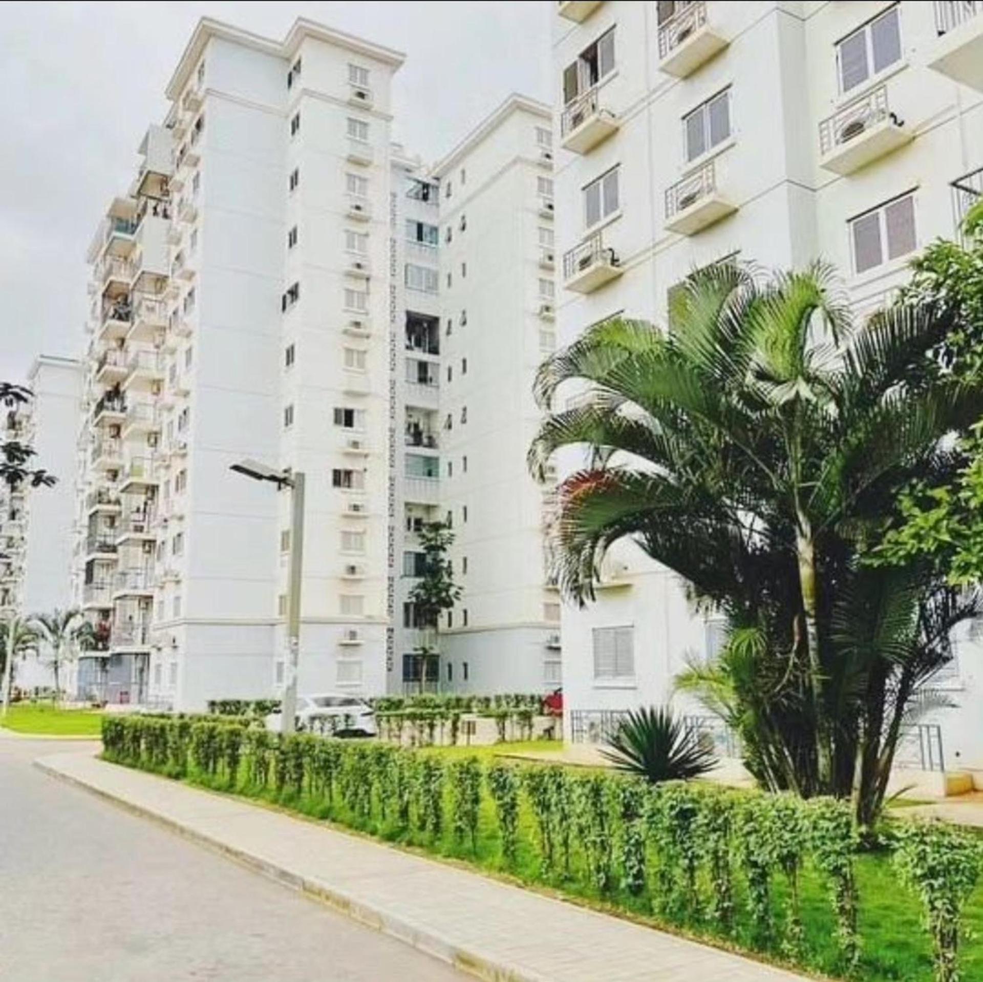 5-Bed Apartment Sleeps 10 - Wi-Fi - Free Parking