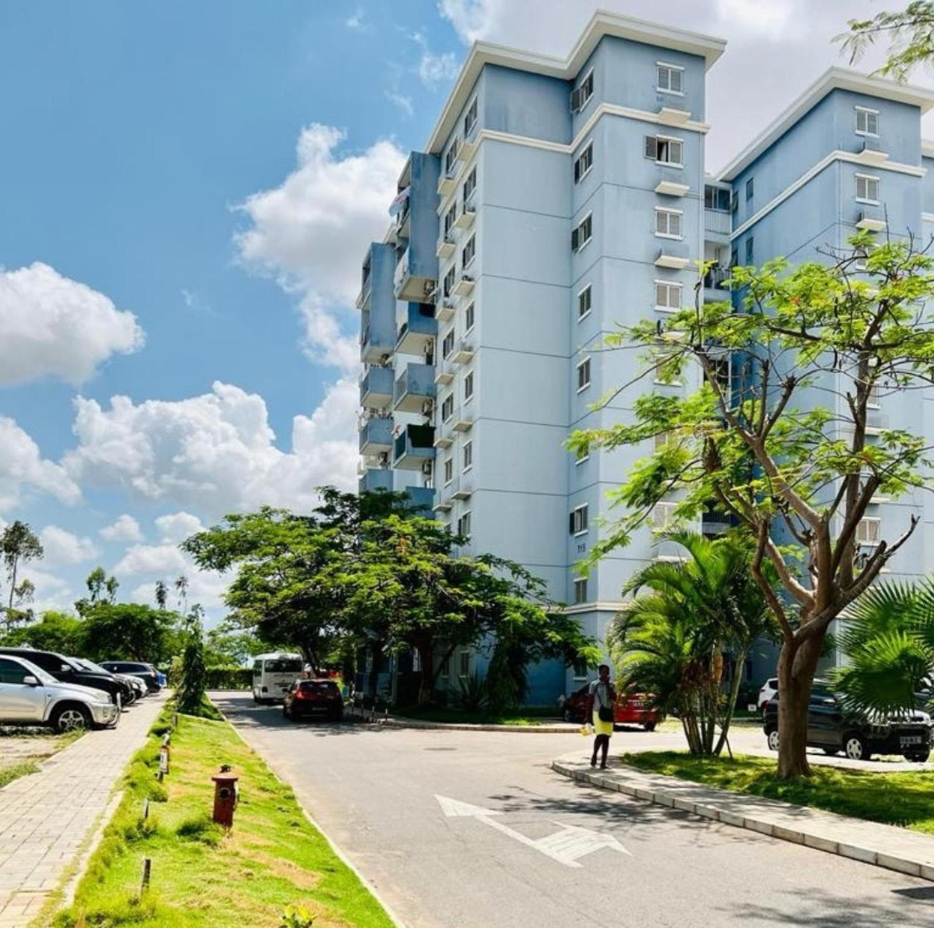 5-Bed Apartment Sleeps 10 - Wi-Fi - Free Parking