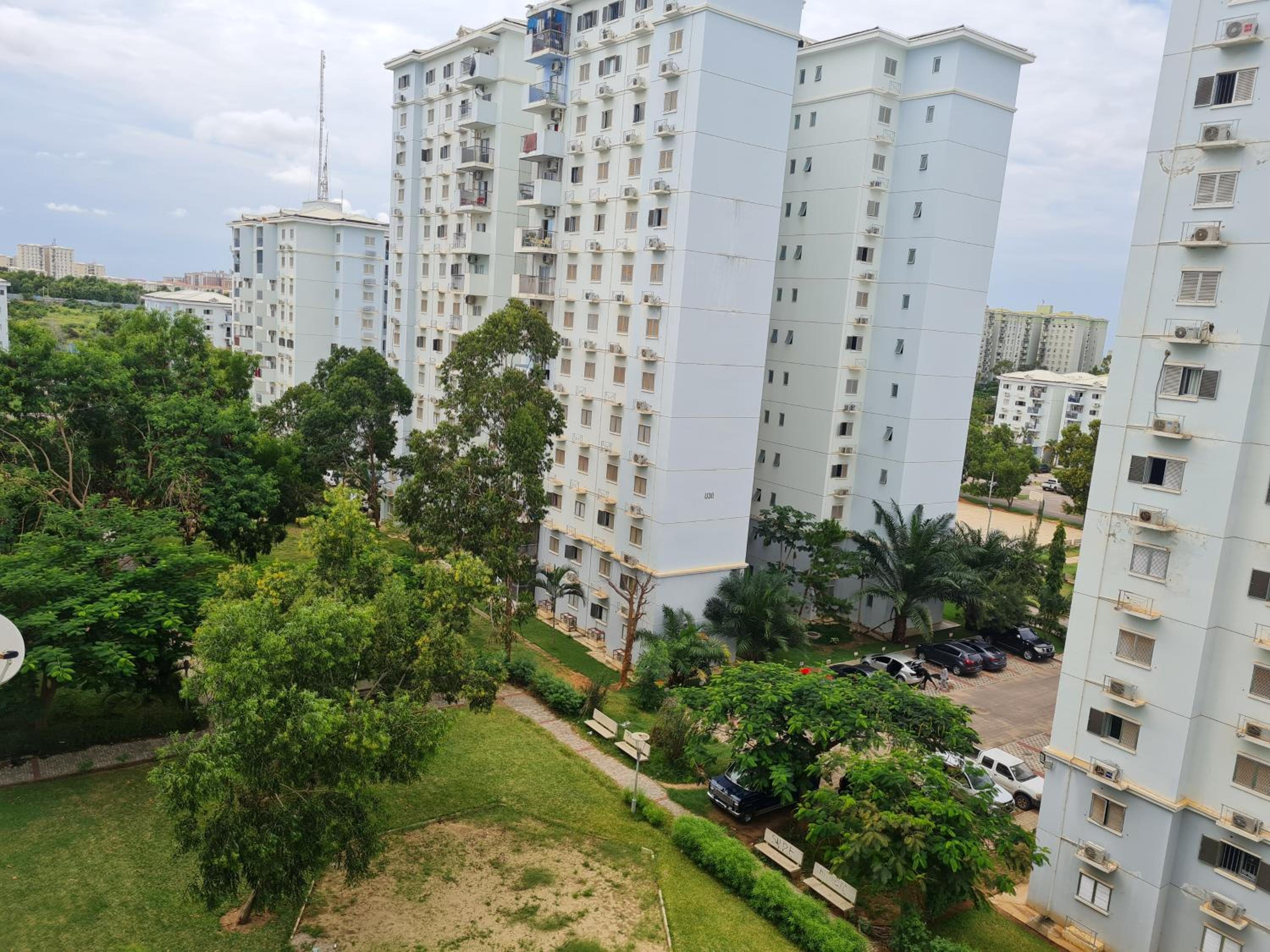 5-Bed Apartment Sleeps 10 - Wi-Fi - Free Parking