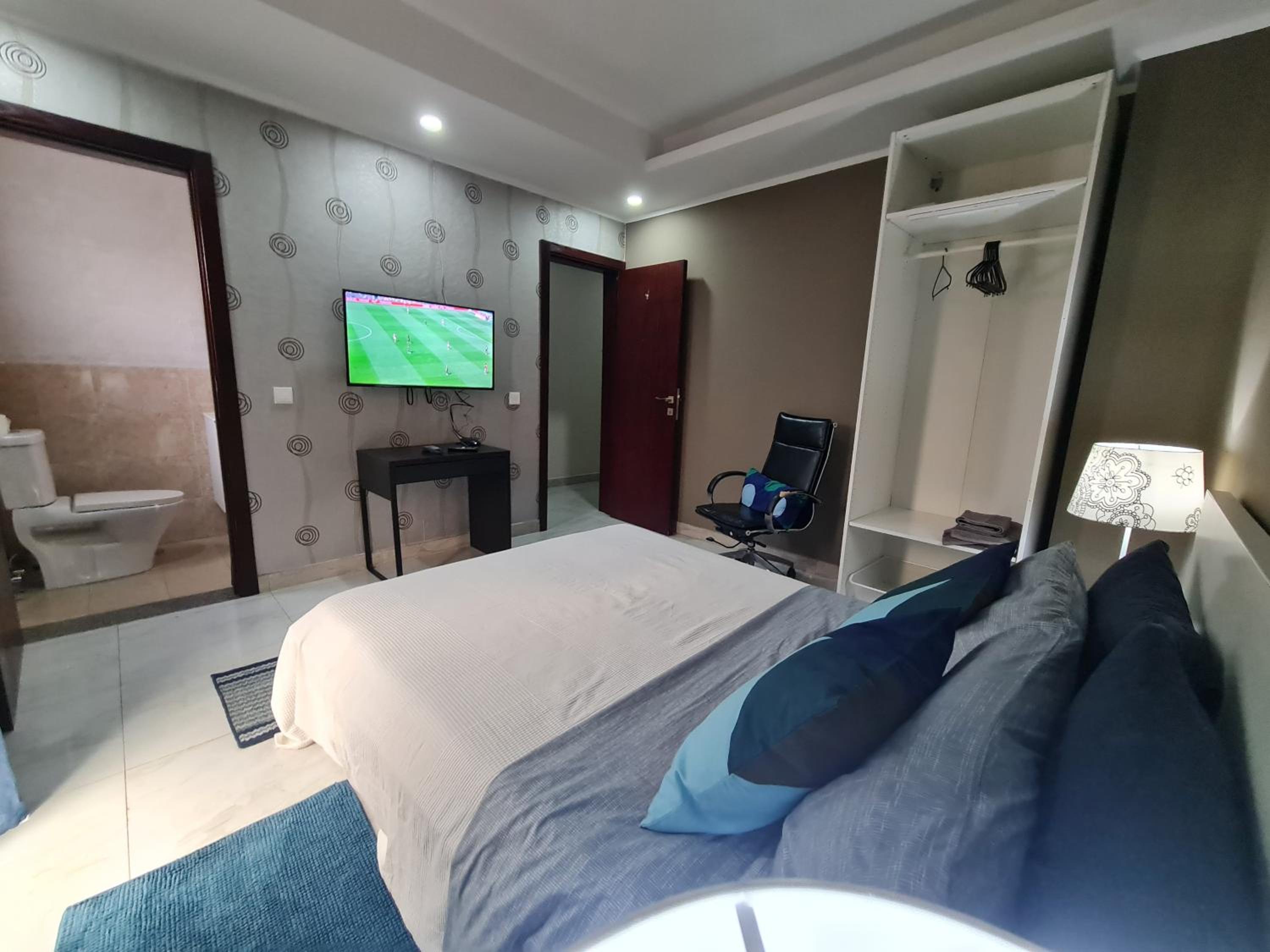 Guest House Sleeps 14 with Terrace
