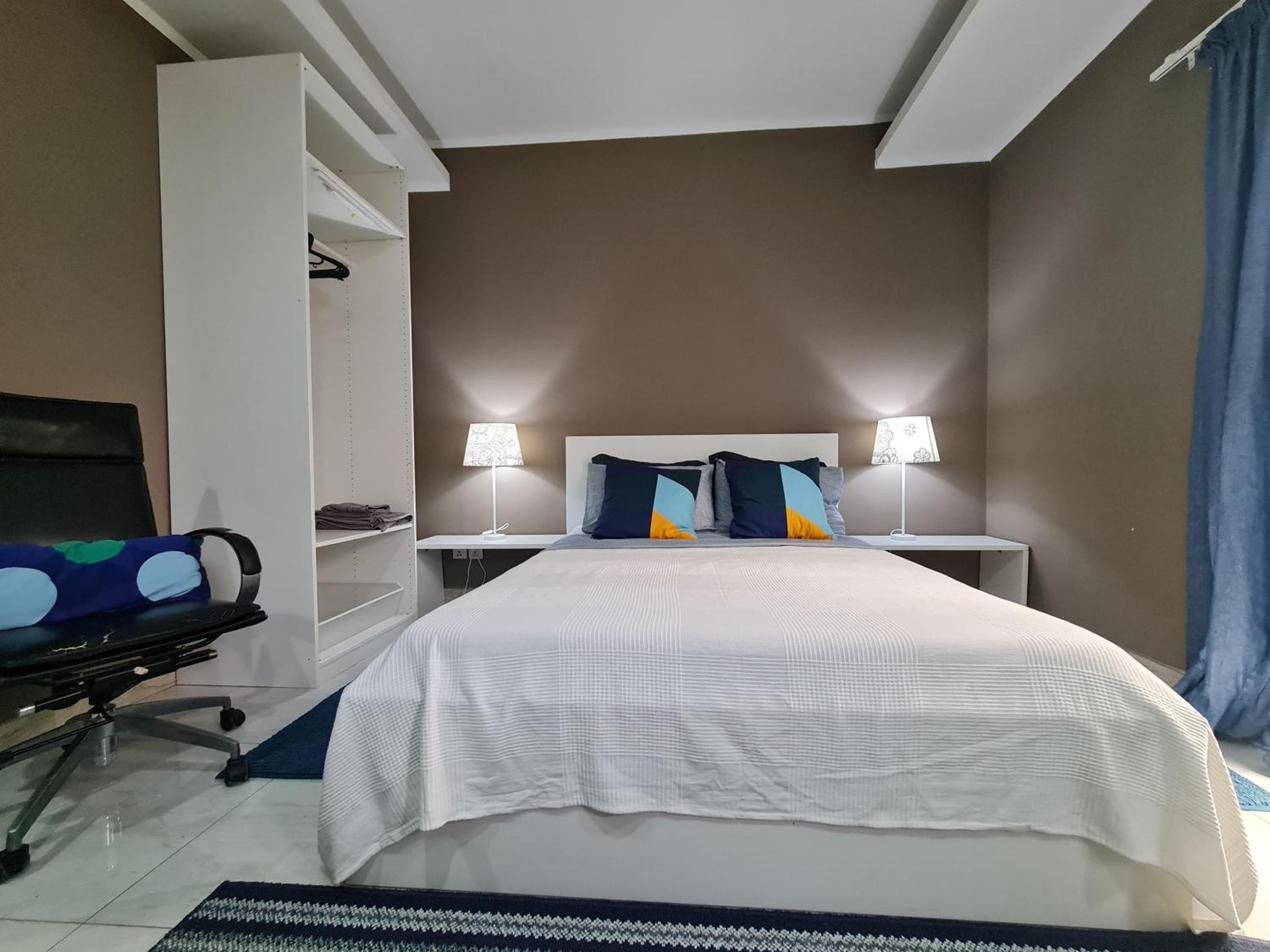 Guest House Sleeps 14 with Terrace