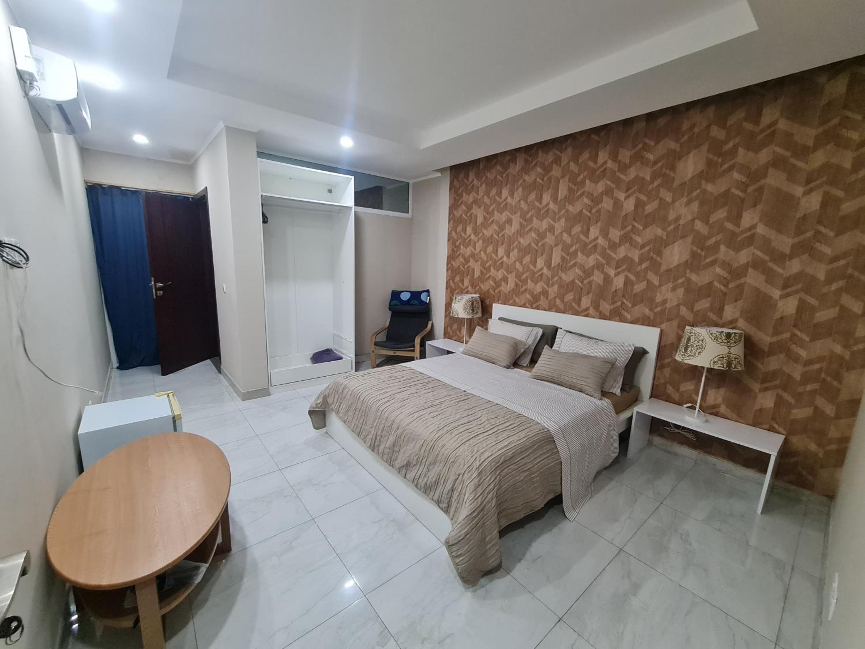 Guest House Sleeps 14 with Terrace