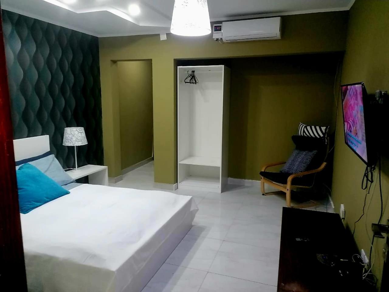 Guest House Sleeps 14 with Terrace