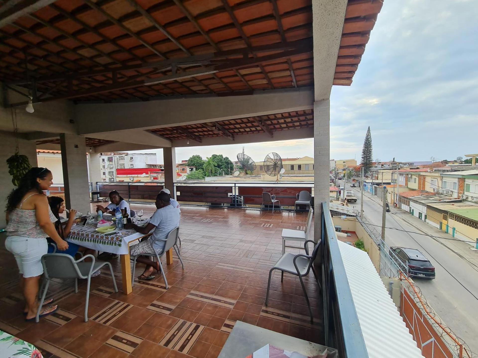 Guest House Sleeps 14 with Terrace