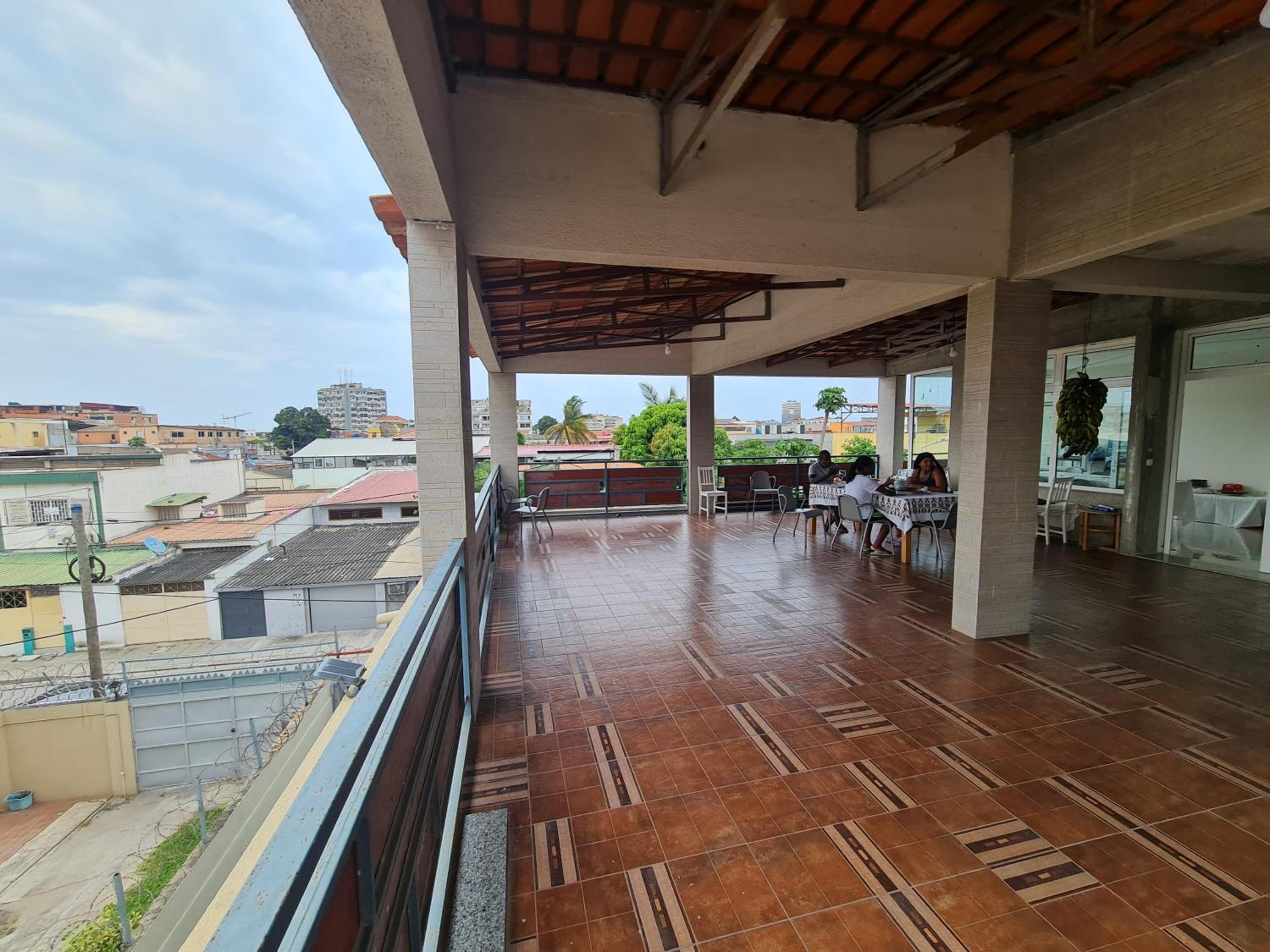 Guest House Sleeps 14 with Terrace