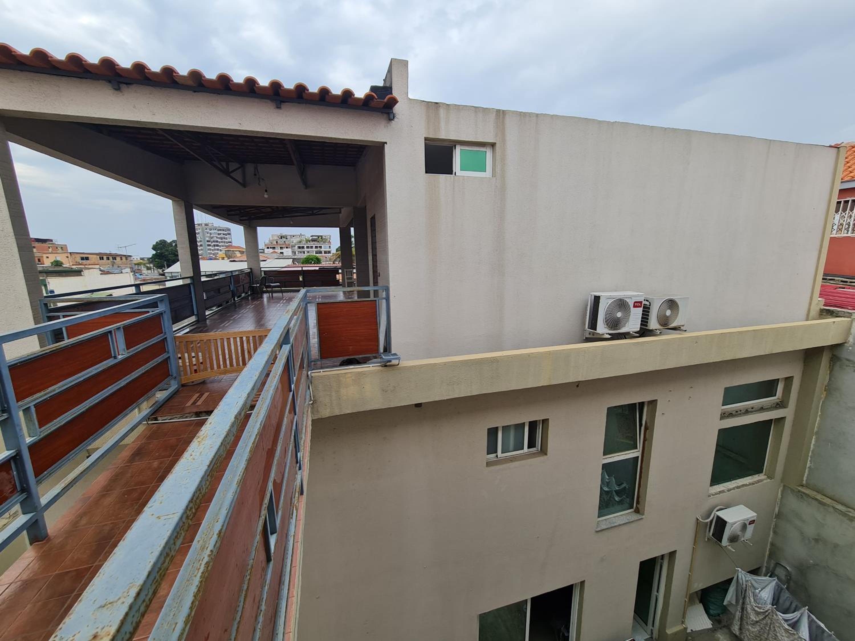 Guest House Sleeps 14 with Terrace