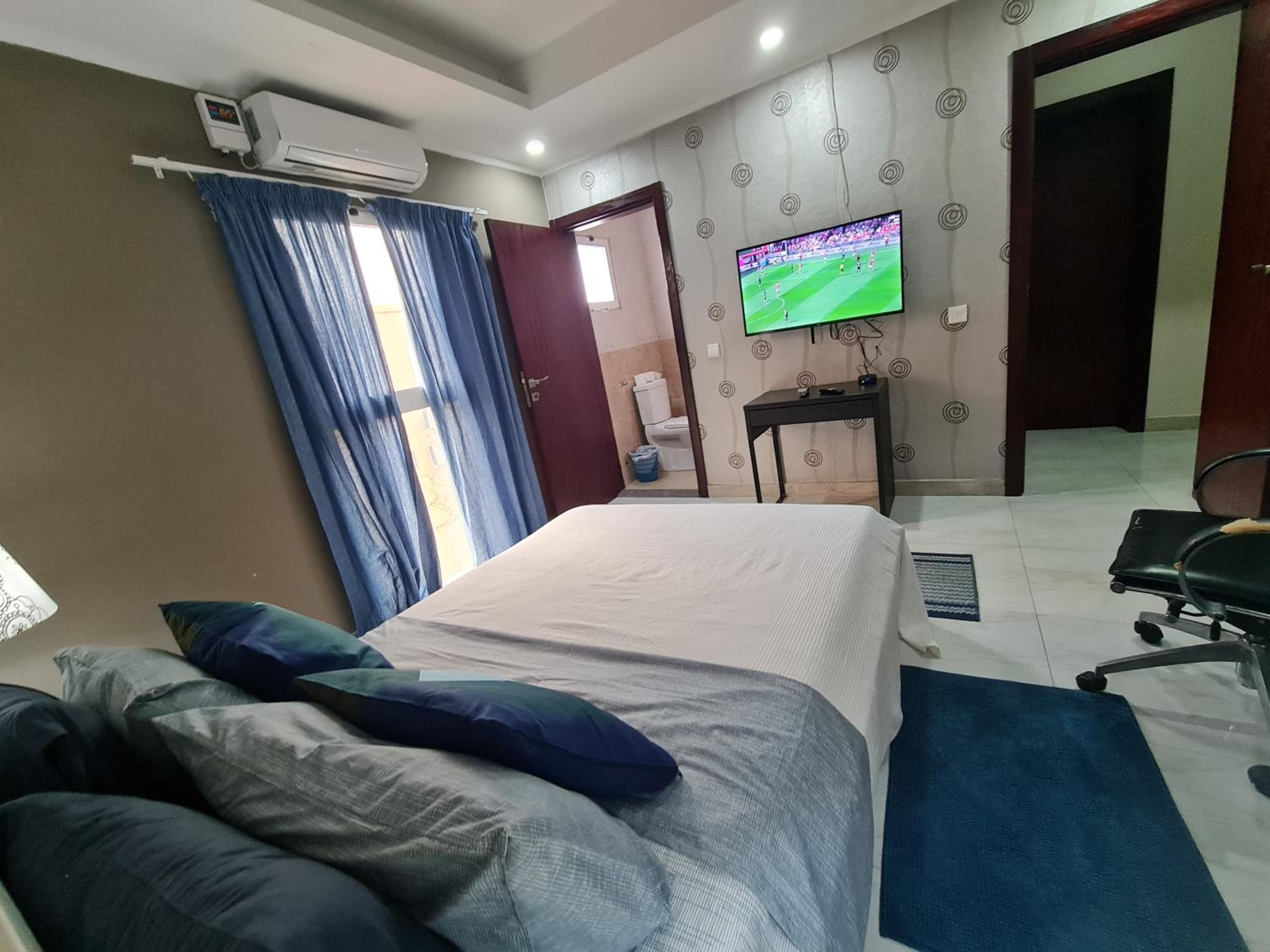 Guest House Sleeps 14 with Terrace