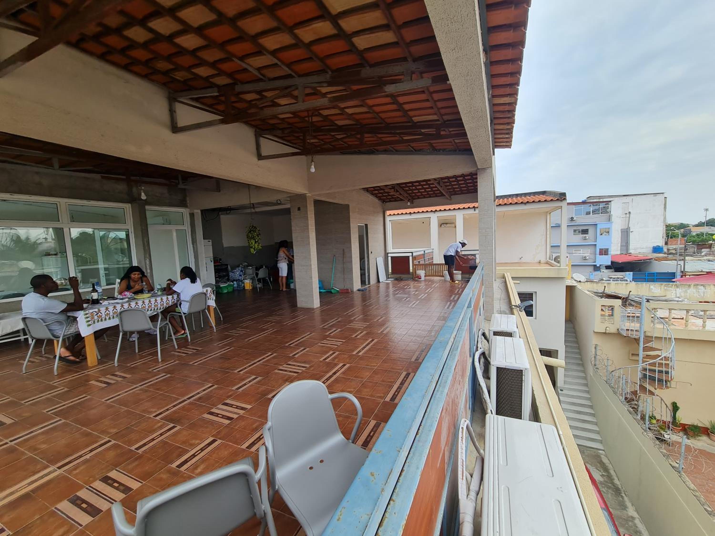 Guest House Sleeps 14 with Terrace