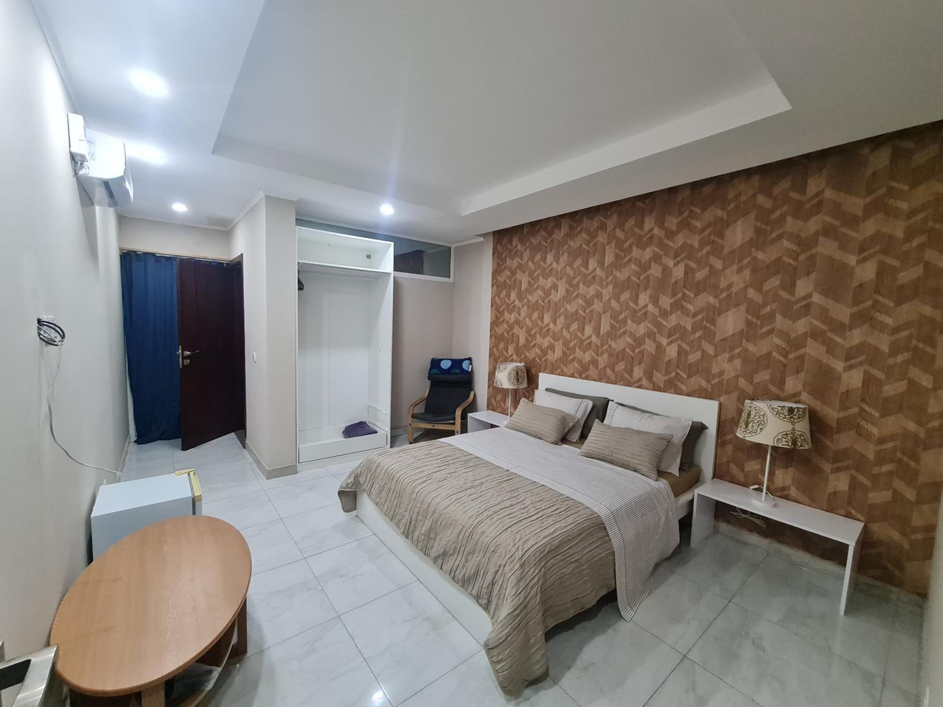 Guest House Sleeps 14 with Terrace