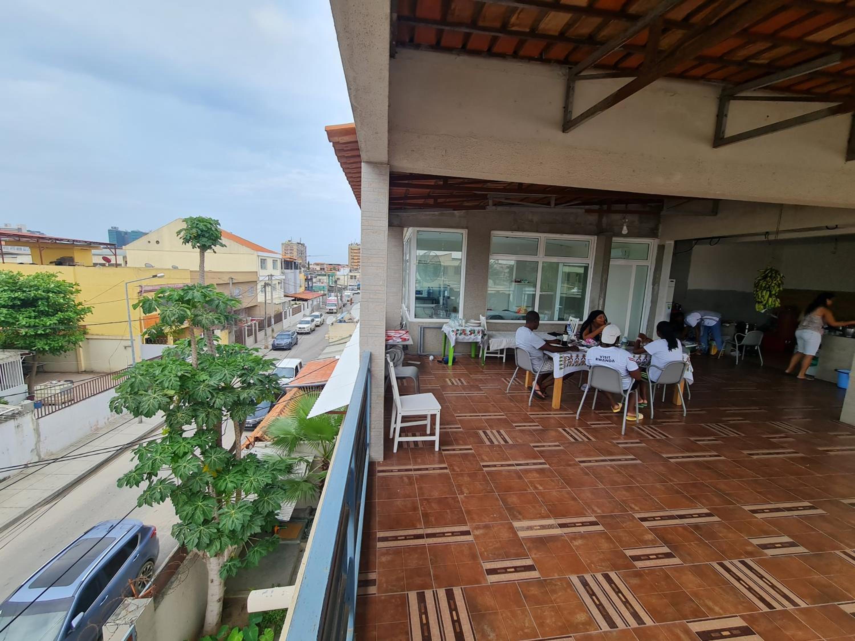 Guest House Sleeps 14 with Terrace