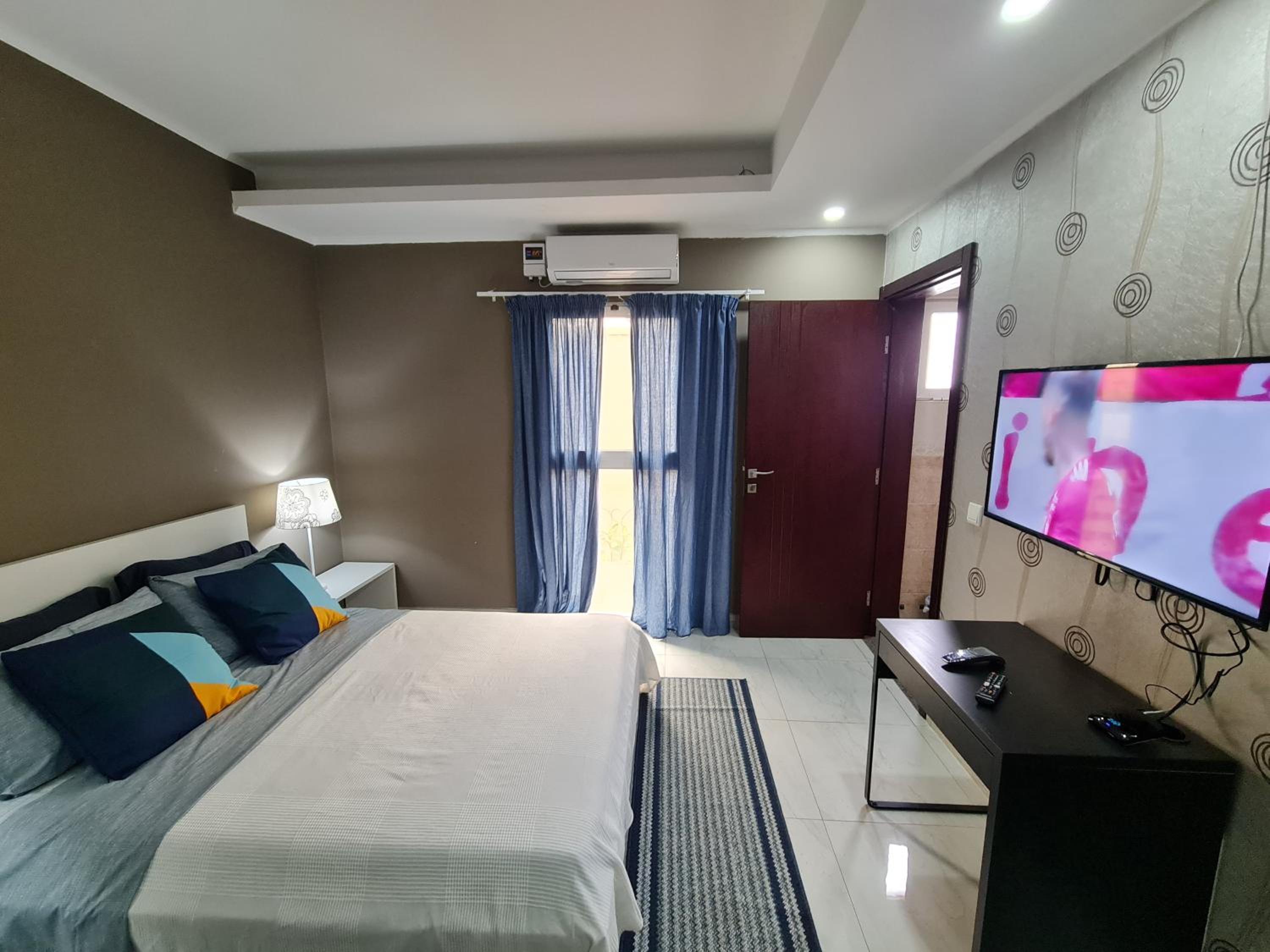 Guest House Sleeps 14 with Terrace