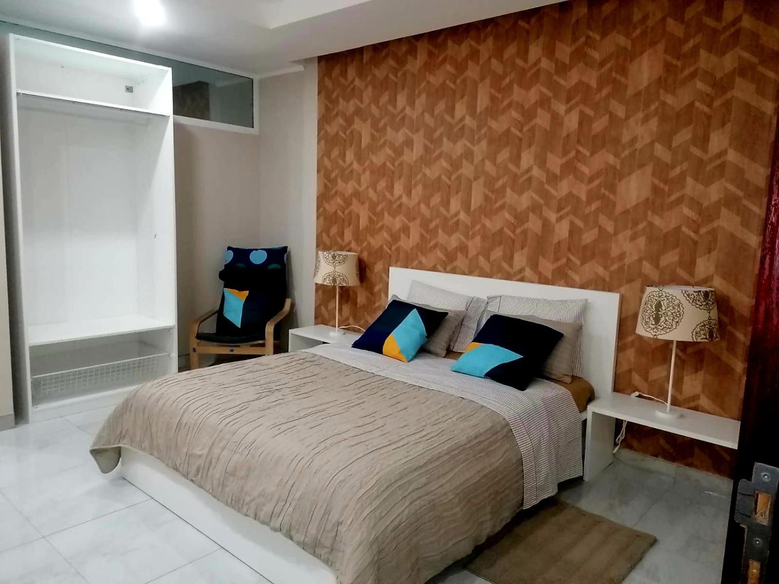 Guest House Sleeps 14 with Terrace