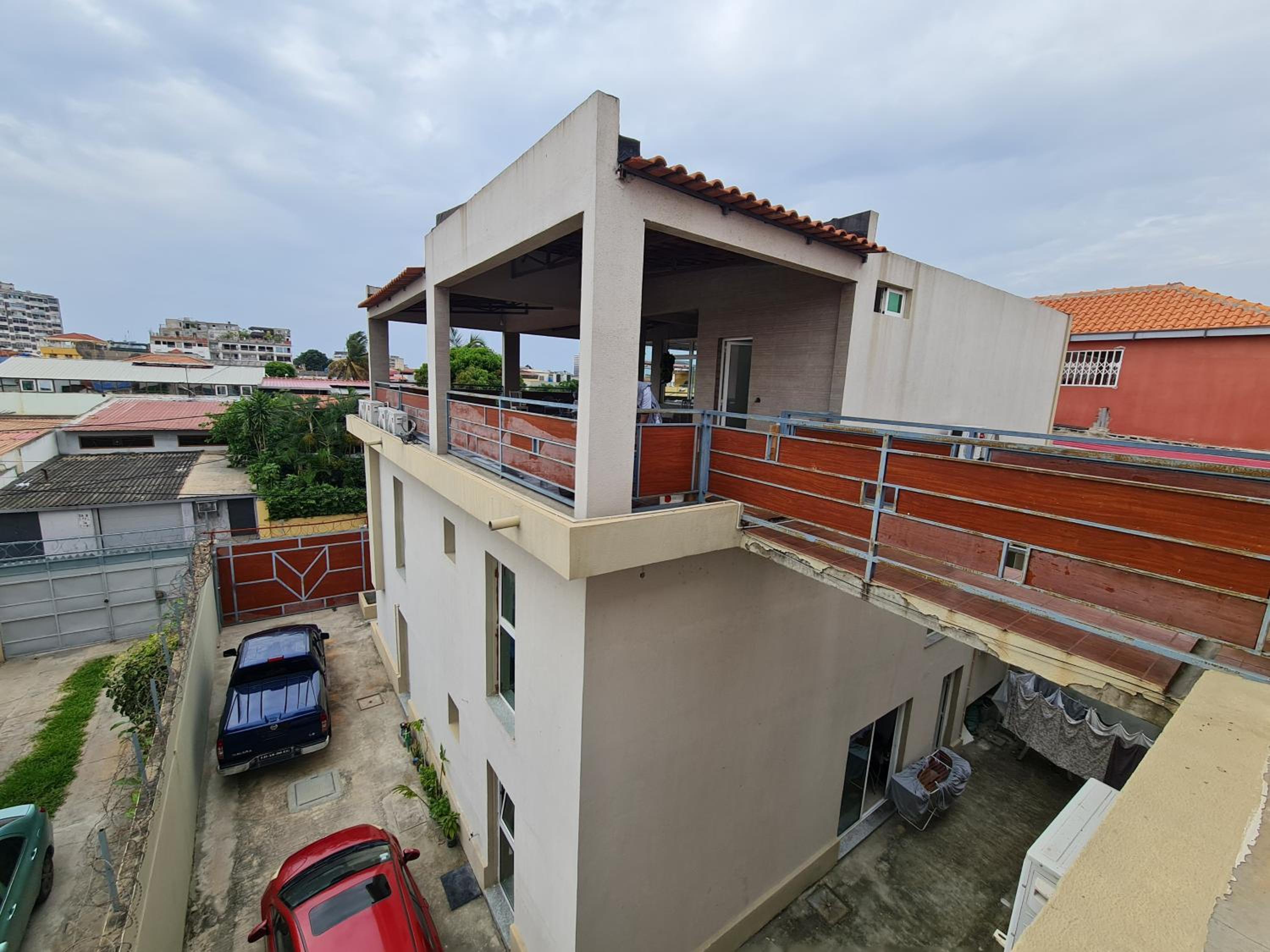 Guest House Sleeps 14 with Terrace
