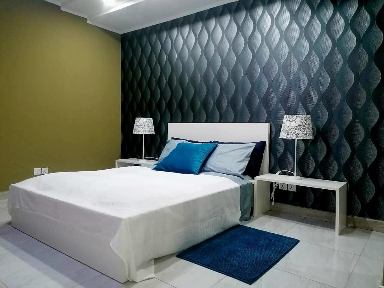 Guest House Sleeps 14 with Terrace