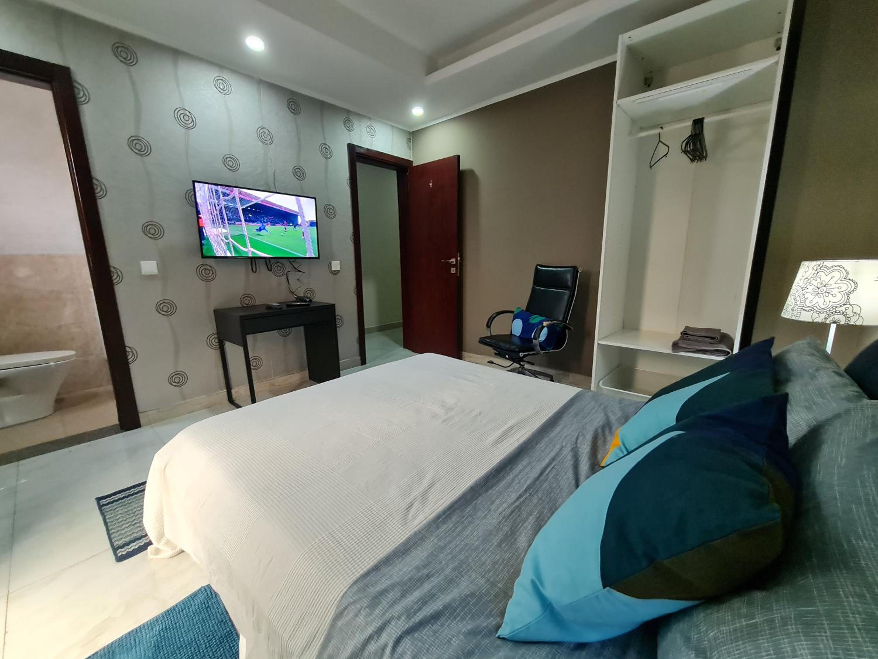 Guest House Sleeps 14 with Terrace