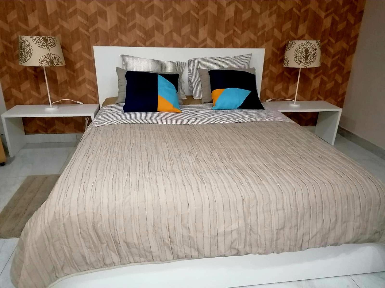 Guest House Sleeps 14 with Terrace