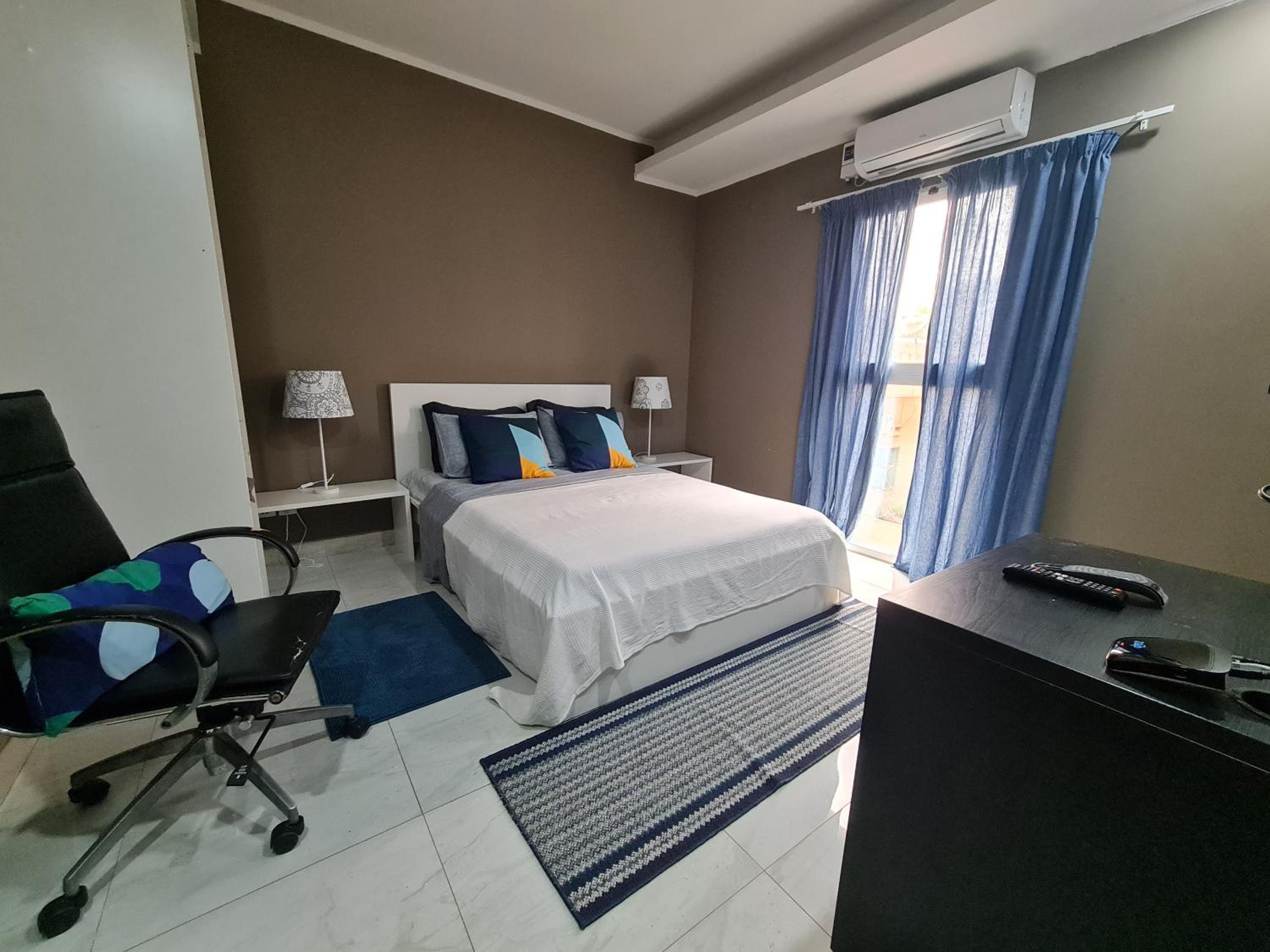 Guest House Sleeps 14 with Terrace