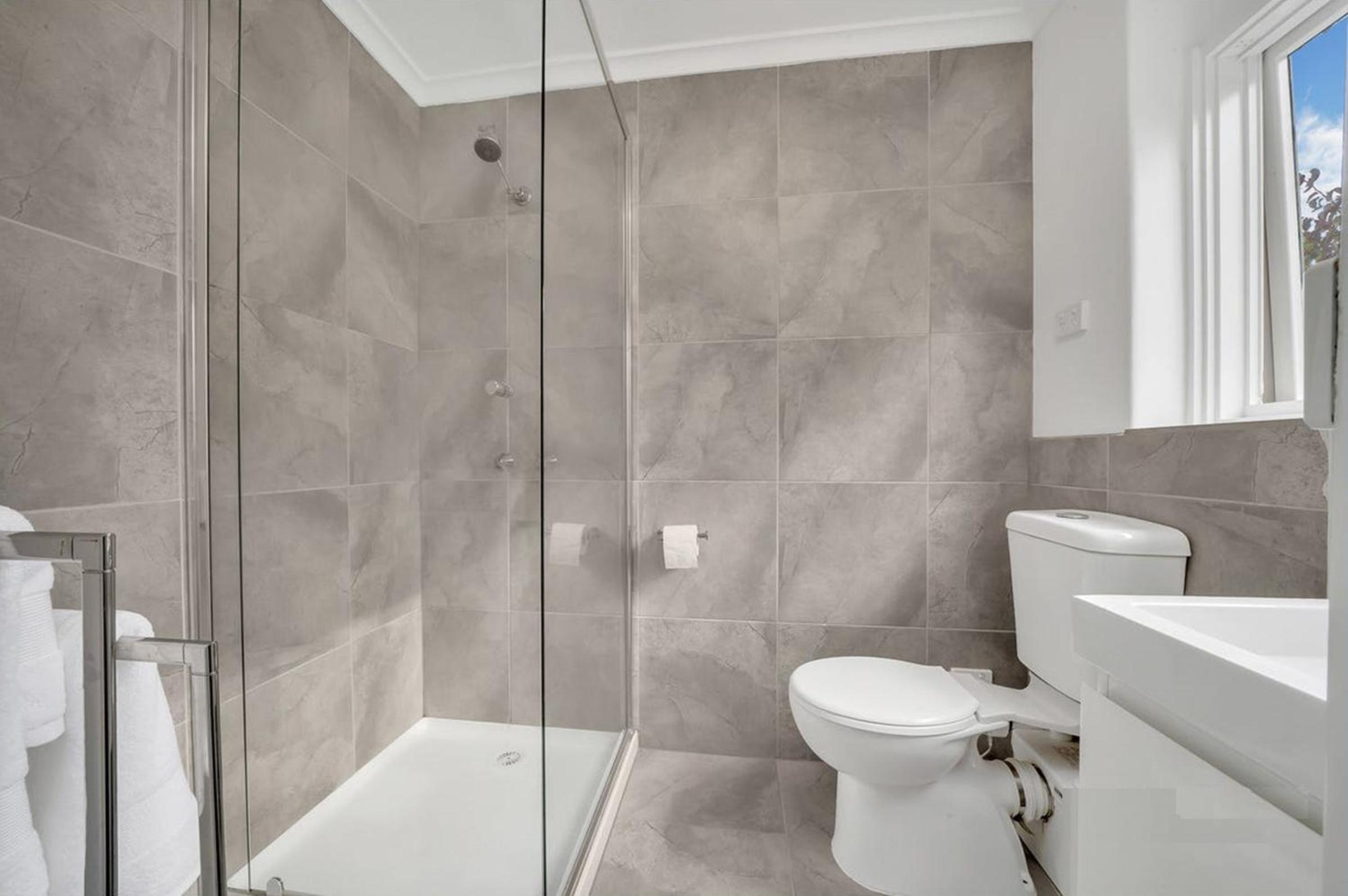 Luxury spacious 3-bedroom Suite on exclusive Lansell Rd, Toorak