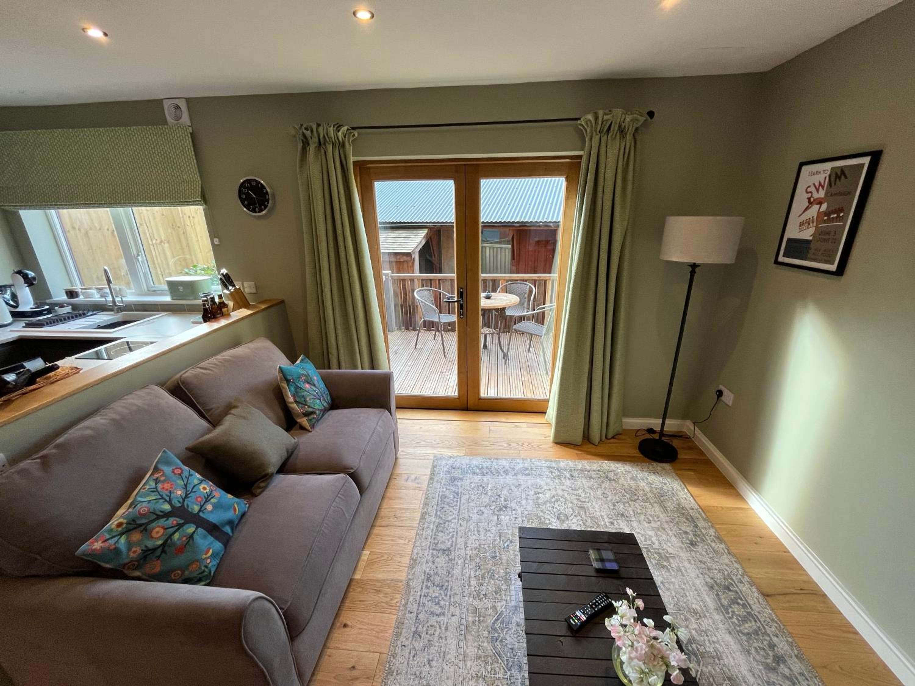 The Poplars - Cosy Modern Flat with Great Networking view 3