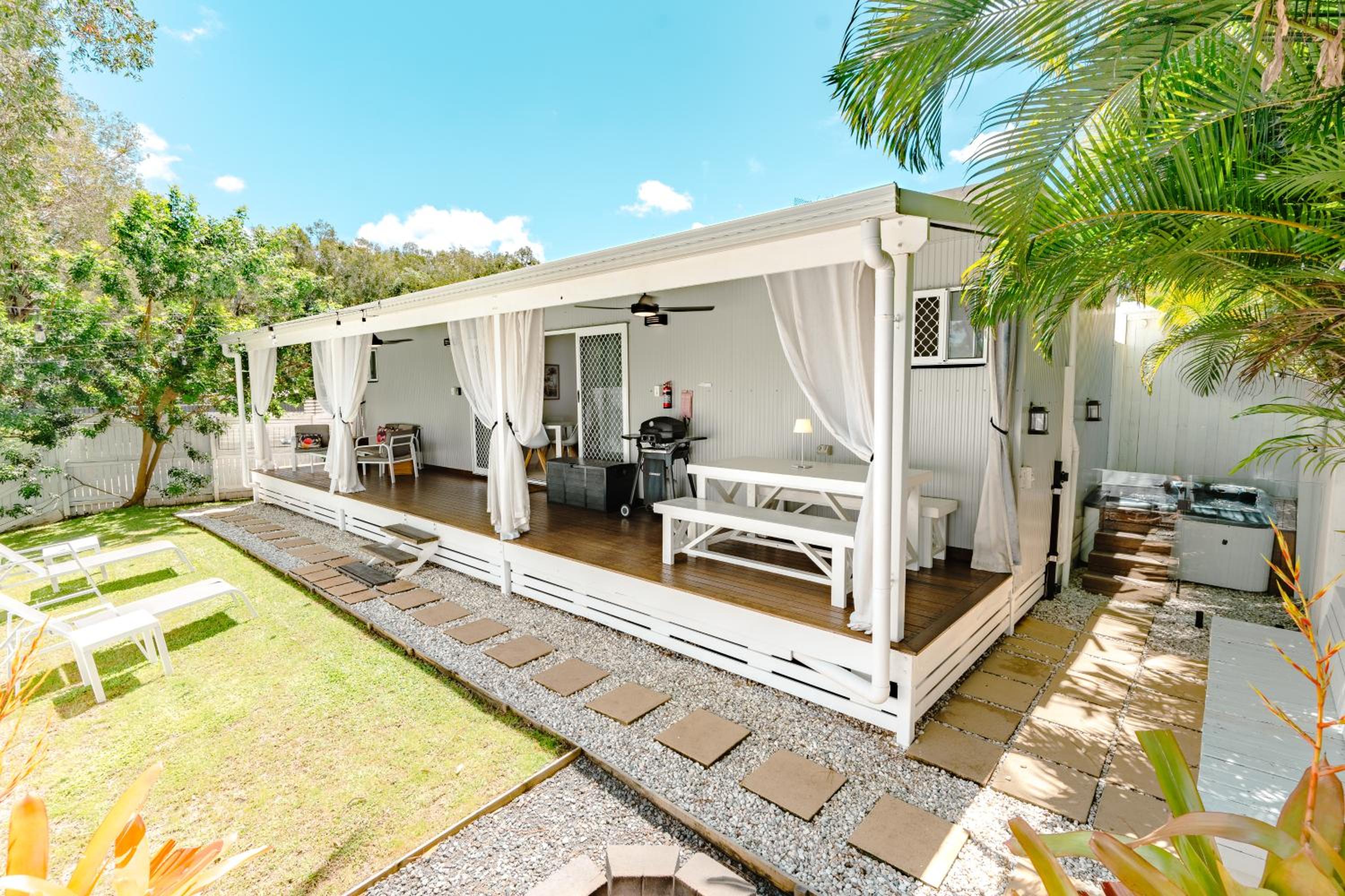 Private Outdoor Spa, Fire Pit, Cinema Room - THE COTTAGE COOLUM BEACH