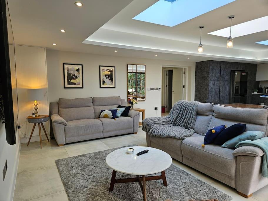 Homely 6 bed Cottage 30 mins to Heathrow, London, Legoland, Windsor Castle view 5