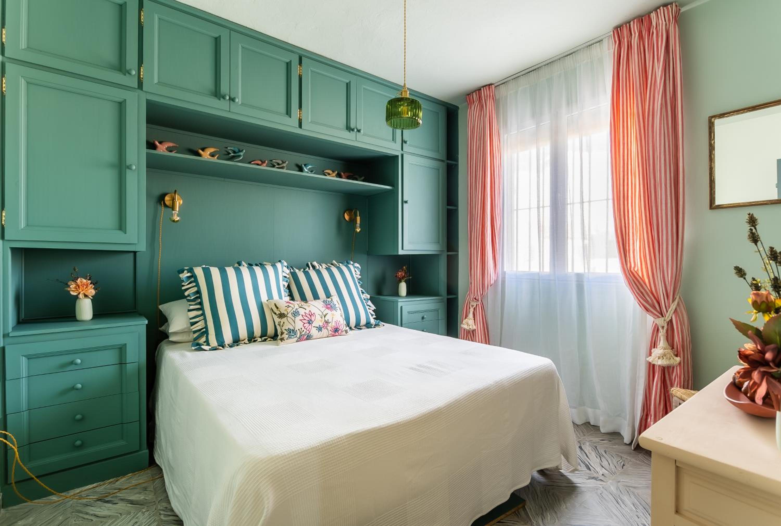 Romantic rooftop apartment with stunning sea and mountain views