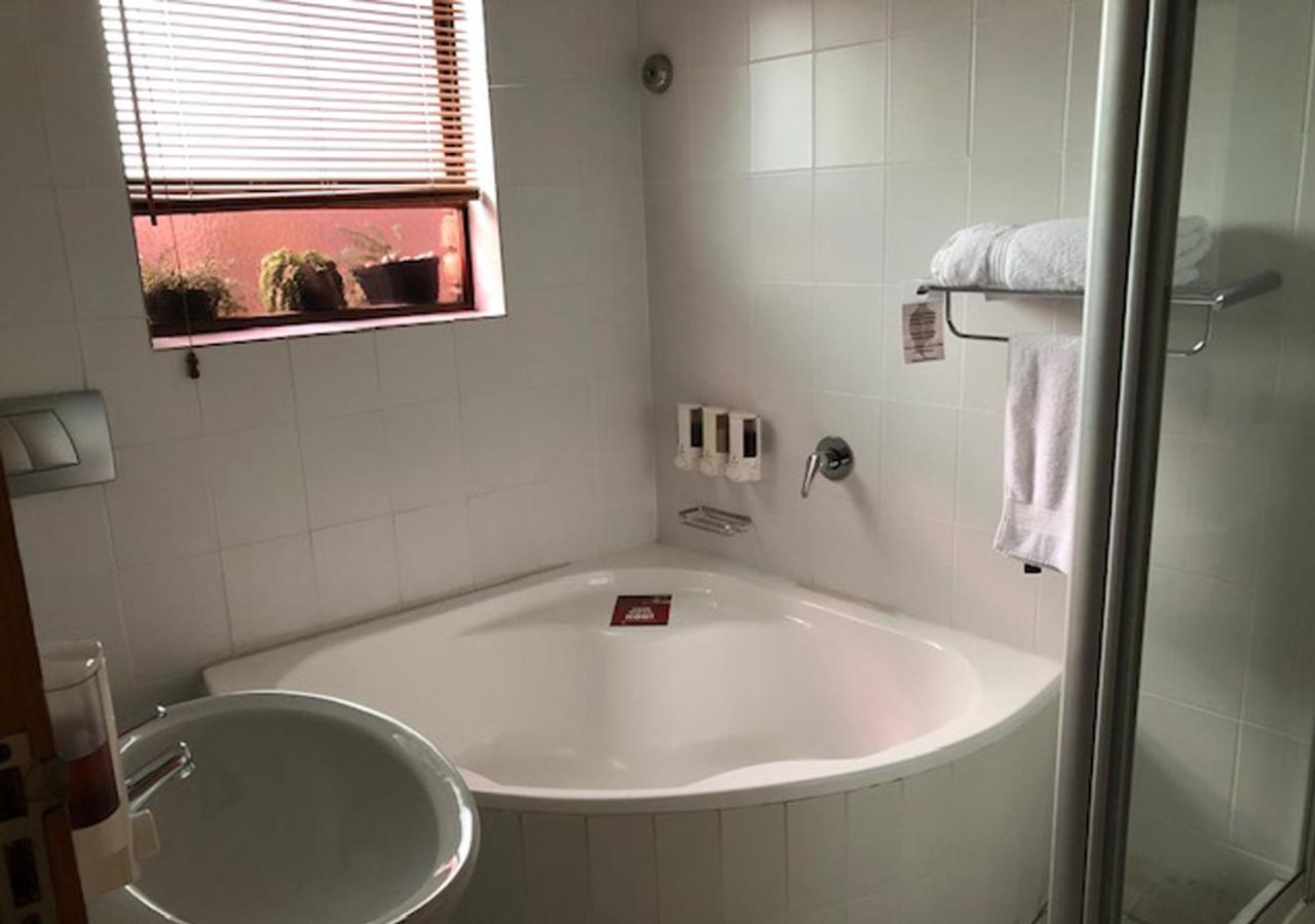 A La Martha's Air-Port Guest House