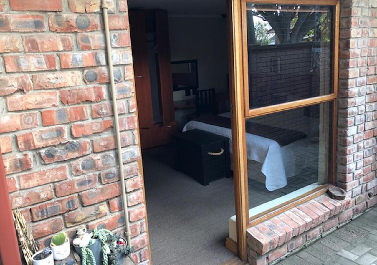 A La Martha's Air-Port Guest House