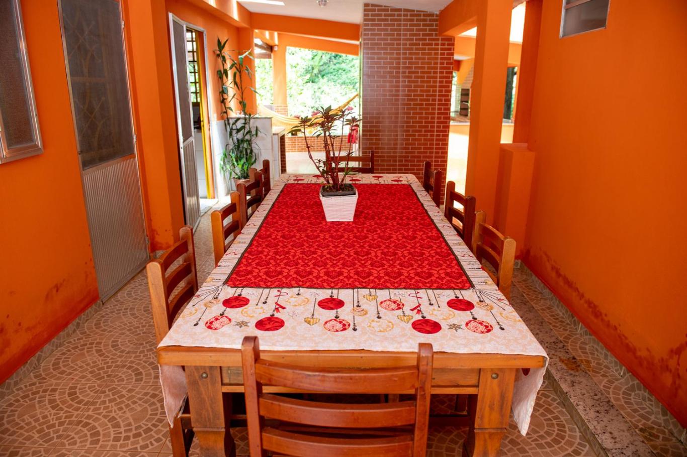 Excelente Casa com varanda, jardim e Wi-fi