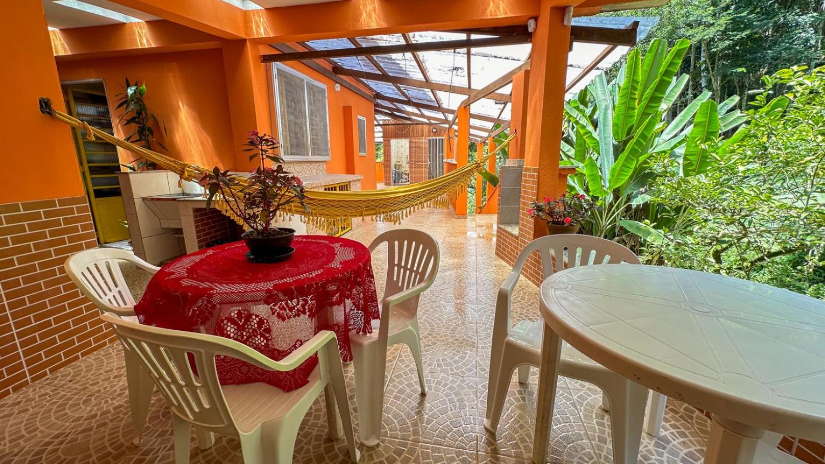 Excelente Casa com varanda, jardim e Wi-fi