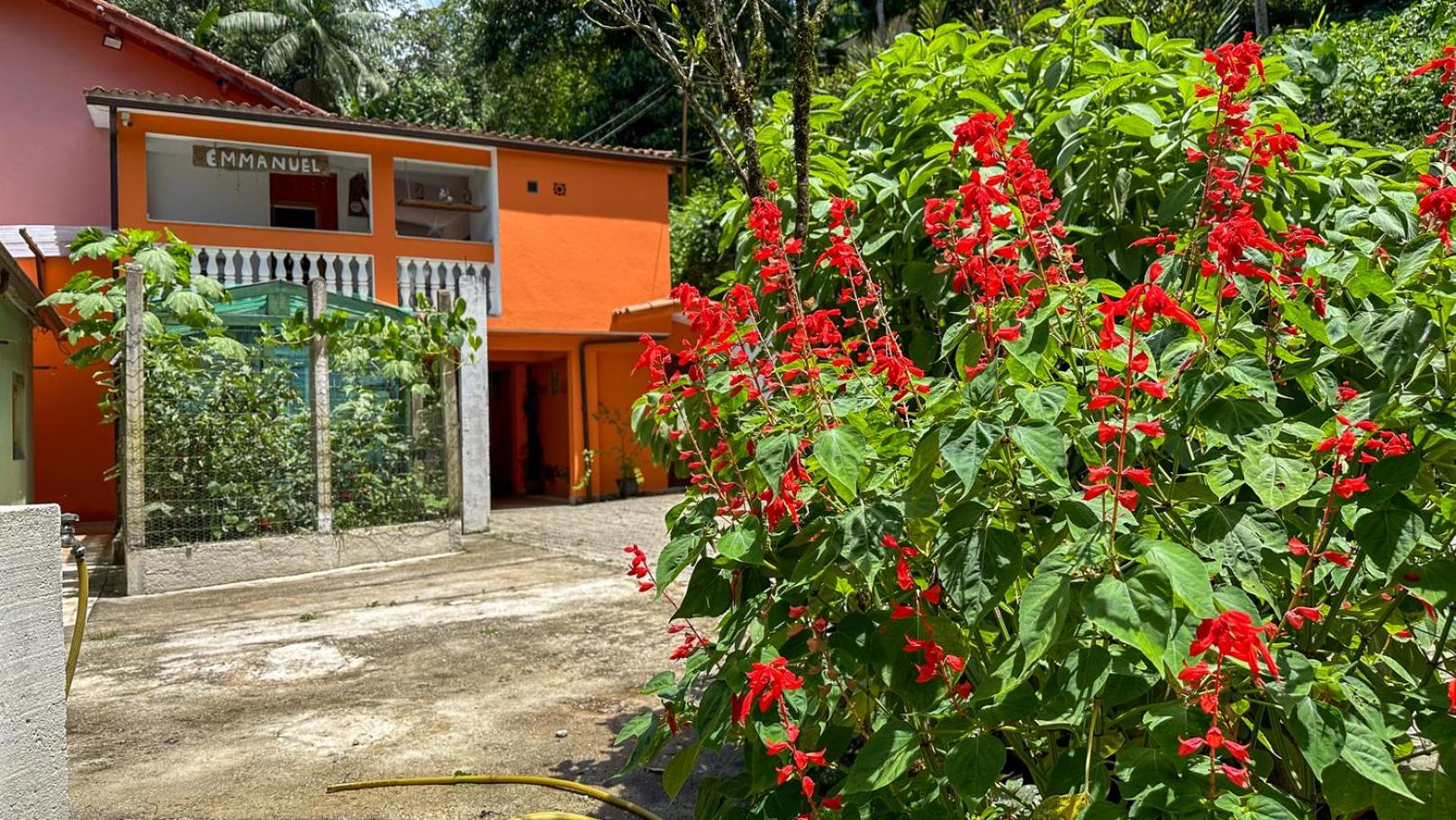 Excelente Casa com varanda, jardim e Wi-fi