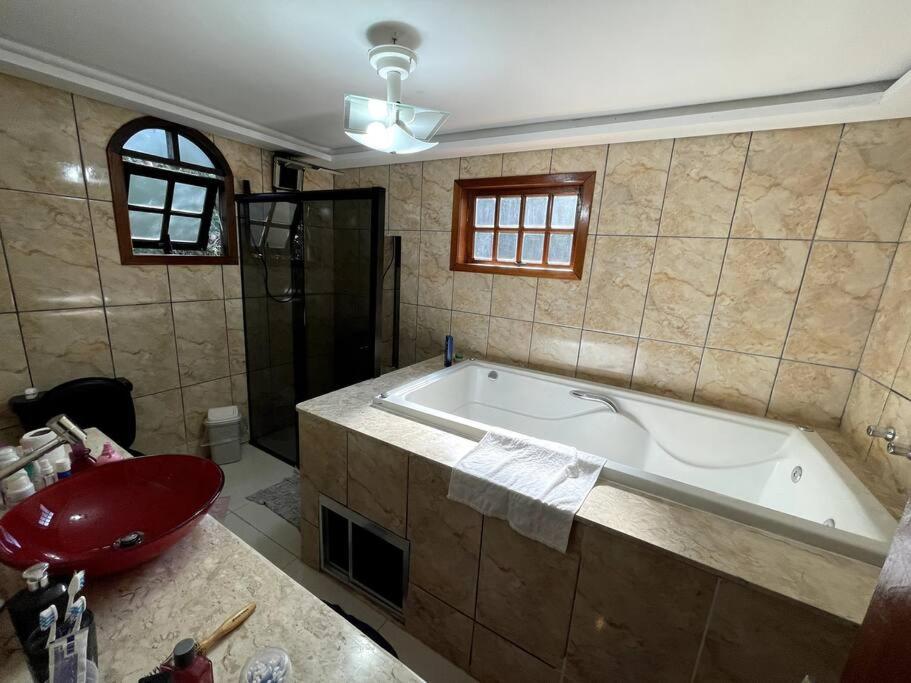Chácara em Ibiúna com piscina e acesso a represa