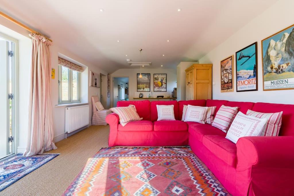 Charming Cottage surrounded by Idyllic garden in peaceful location in central Charlbury view 3