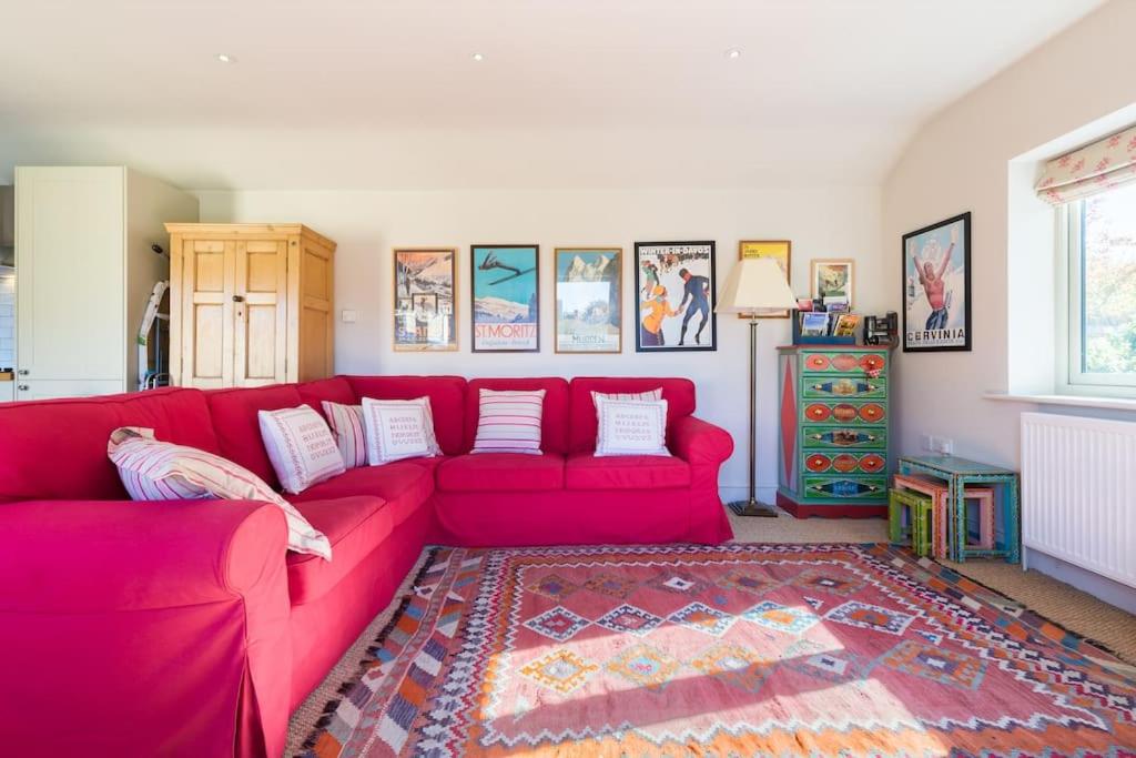 Charming Cottage surrounded by Idyllic garden in peaceful location in central Charlbury view 4