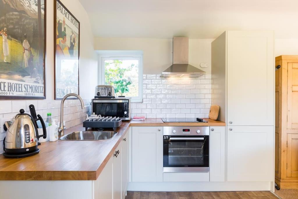Charming Cottage surrounded by Idyllic garden in peaceful location in central Charlbury view 2