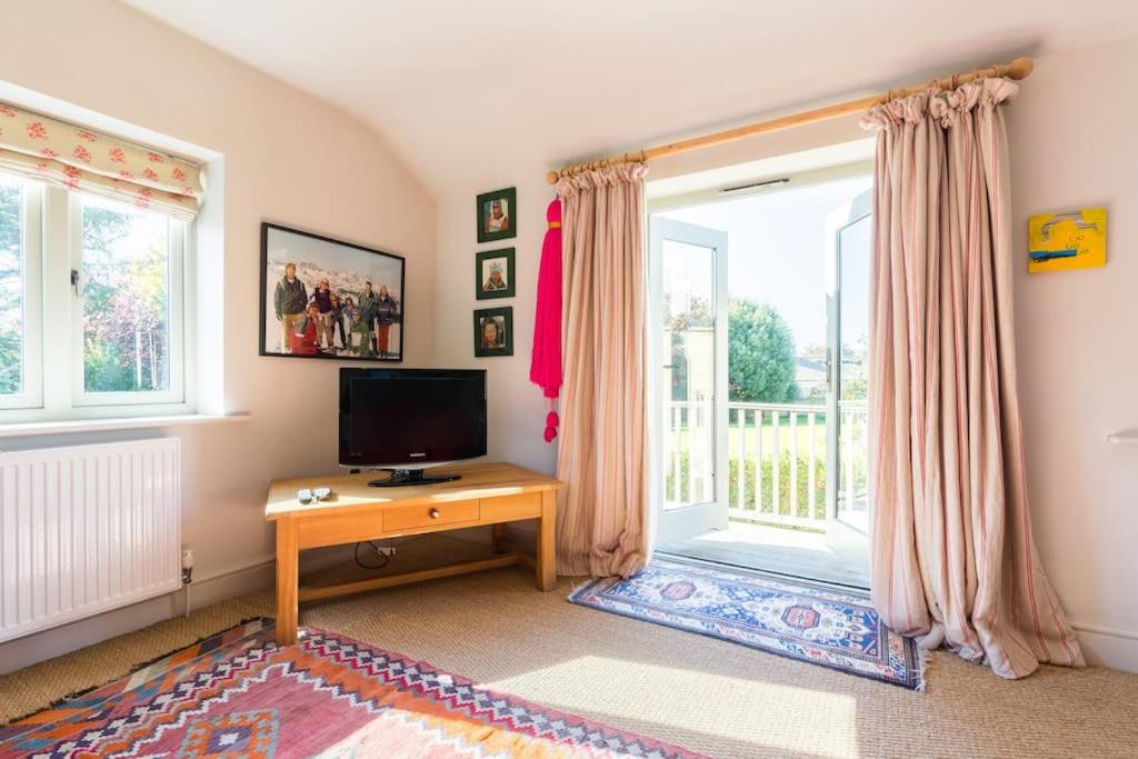 Charming Cottage surrounded by Idyllic garden in peaceful location in central Charlbury view 5
