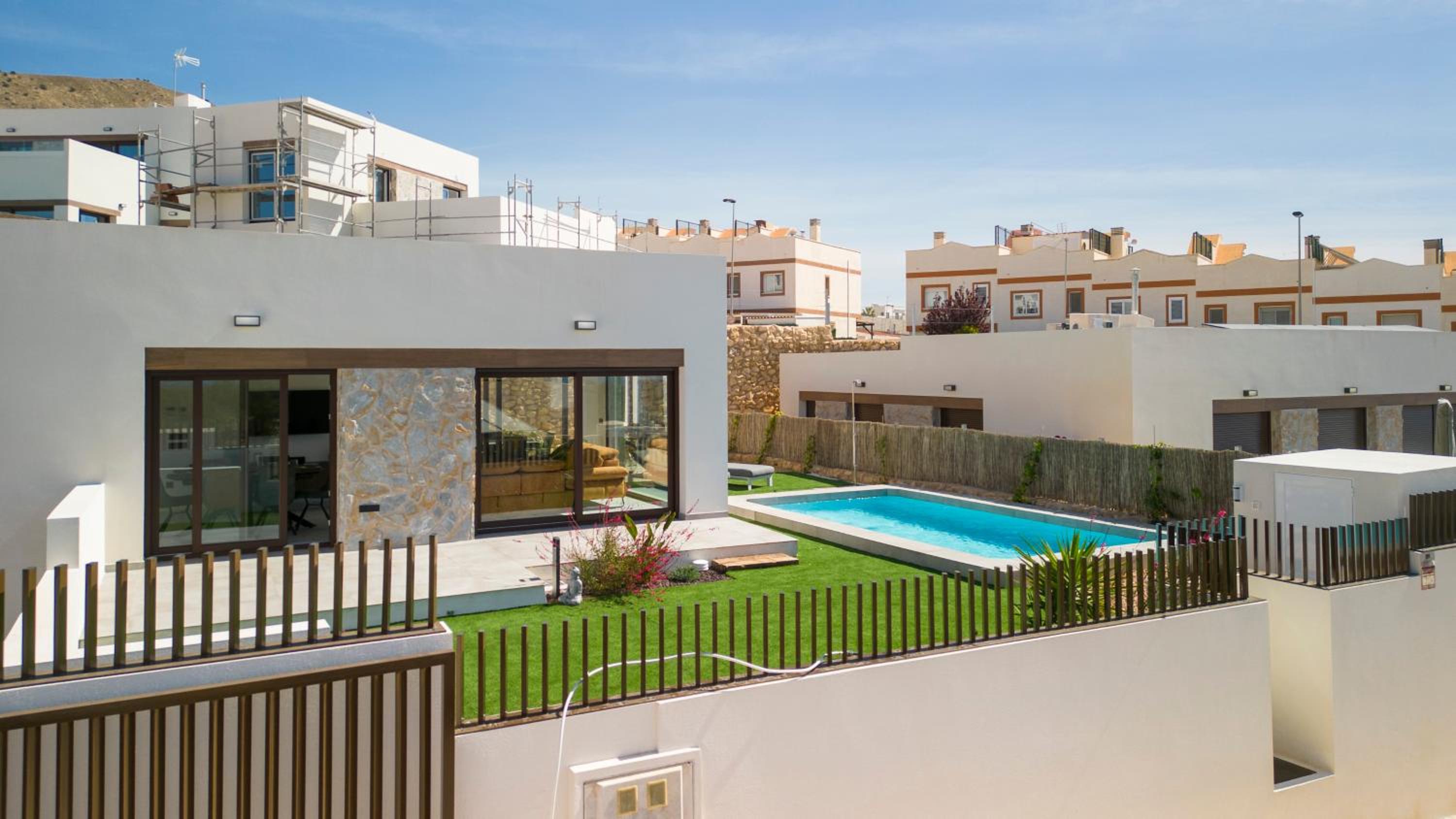 Maison neuve avec piscine