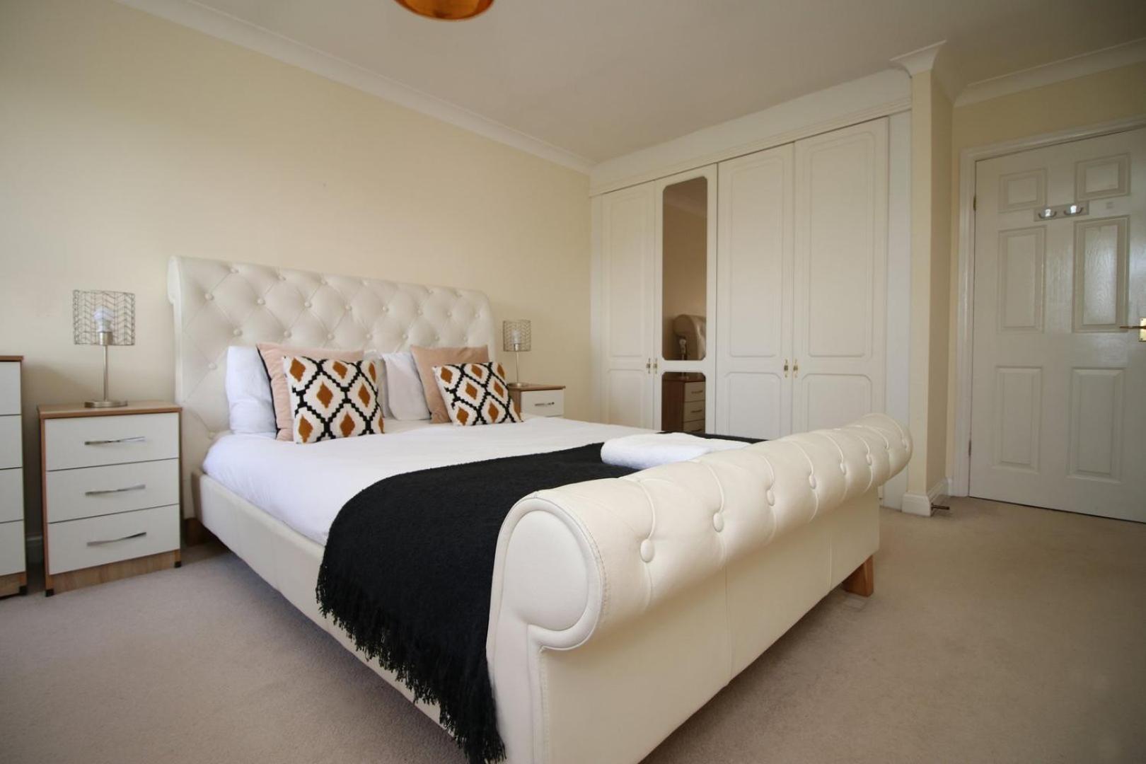 Chartwell Grove (Spacious 7 BR with FREE parking) view 4