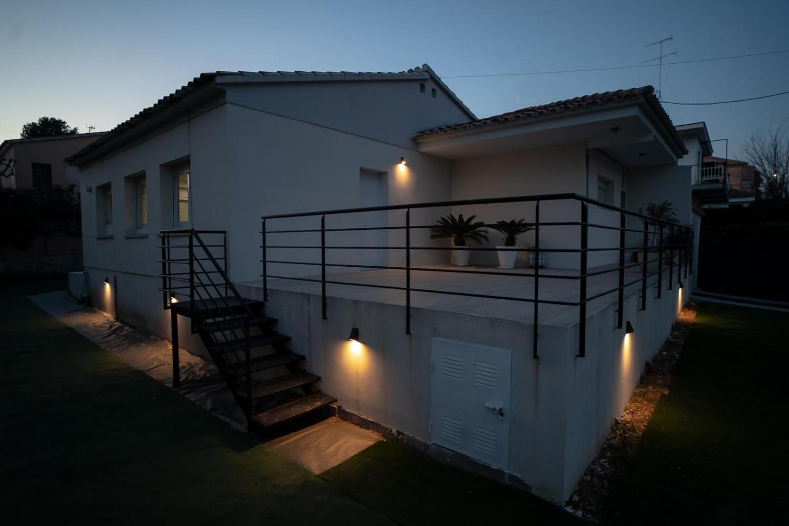 Preciosa casa blanca junto playa