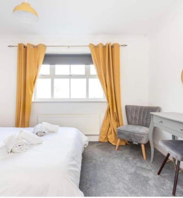 Beautiful Large Property, Sleeps 9 Walking Distance to the Sea , Beaches and Restaurants Fantastic Interior view 3