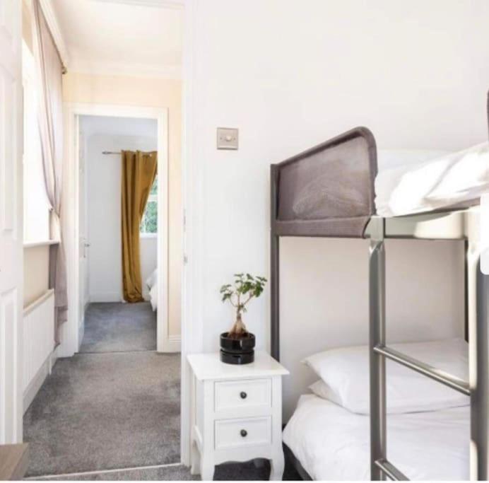 Beautiful Large Property, Sleeps 9 Walking Distance to the Sea , Beaches and Restaurants Fantastic Interior view 5