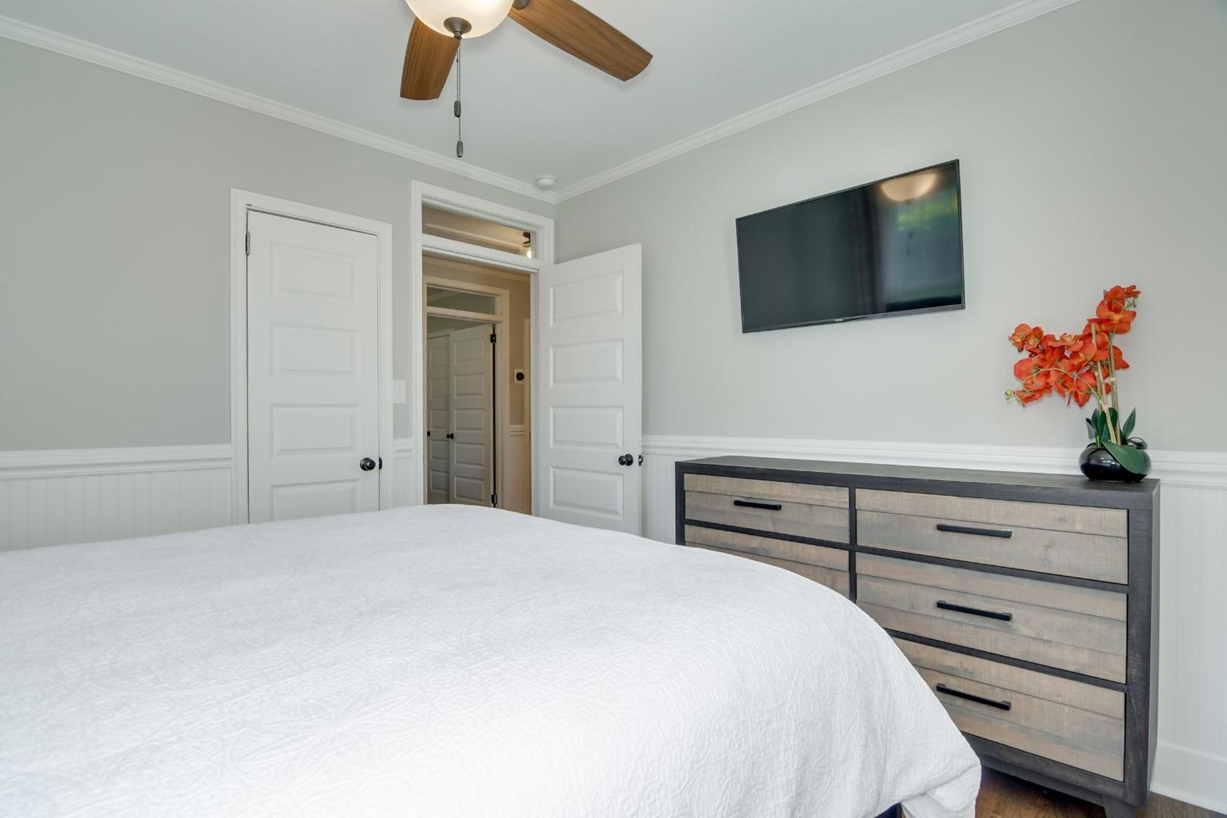 Luxury Augusta Cottage view 5